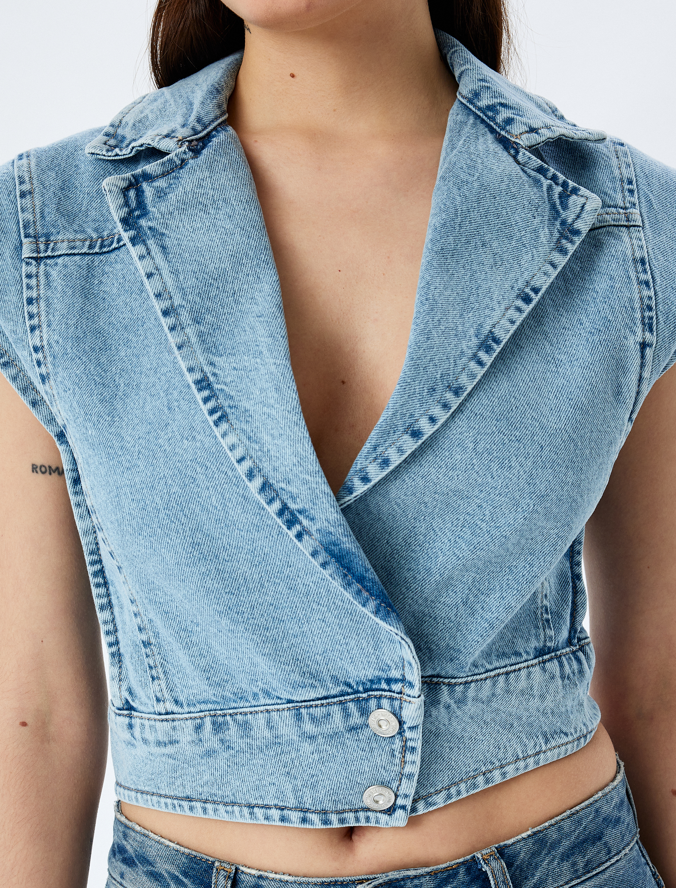   Kolsuz Kruvaze Yaka Crop Denim Düğmeli Yelek