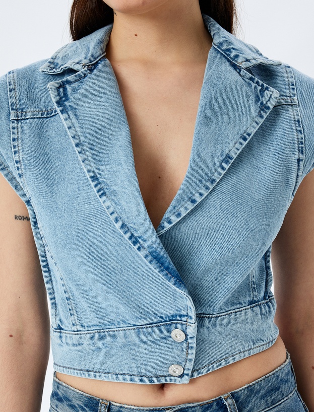 Kolsuz Kruvaze Yaka Crop Denim Düğmeli Yelek_4