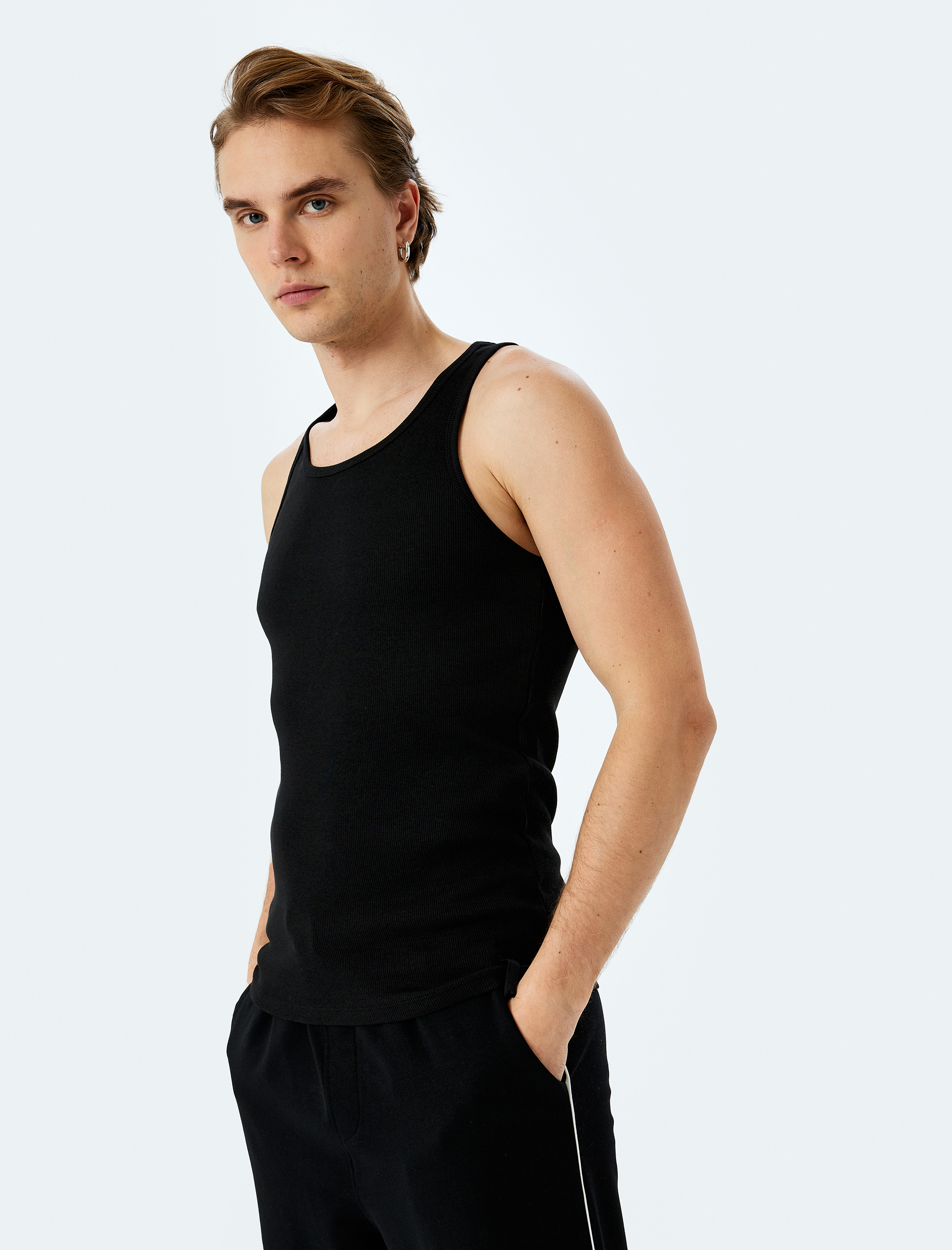 Koton Erkek Bisiklet Yaka Slim Fit Kolsuz Basic Atlet -1
