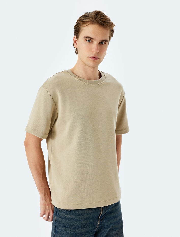  Etiket Detaylı Regular Fit Tok Kumaş Kısa Kollu Bisiklet Yaka Tişört