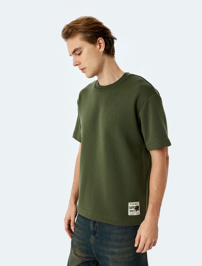  Etiket Detaylı Regular Fit Tok Kumaş Kısa Kollu Bisiklet Yaka Tişört