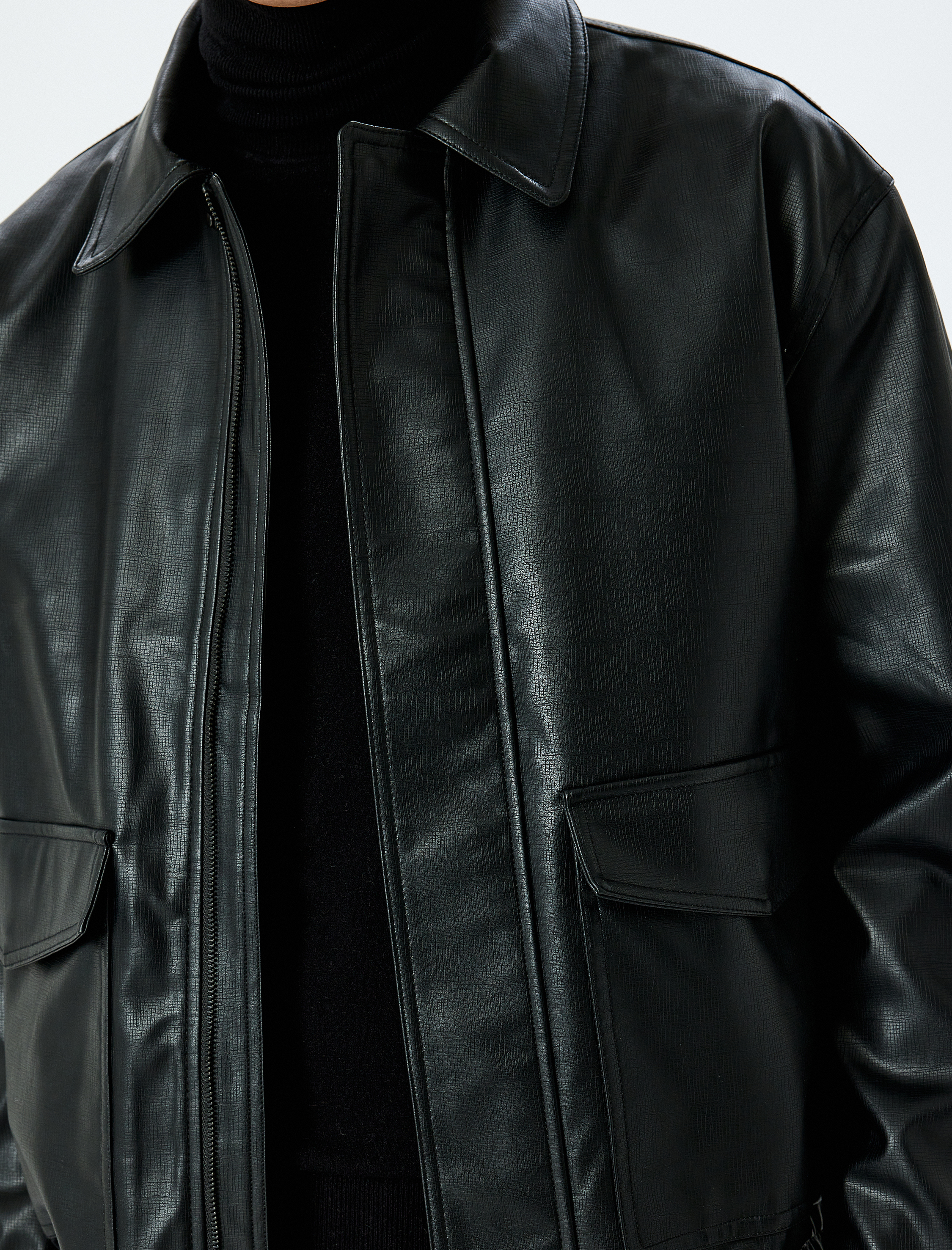   Uzun Kollu Kapaklı Cep Detaylı Suni Deri Ceket