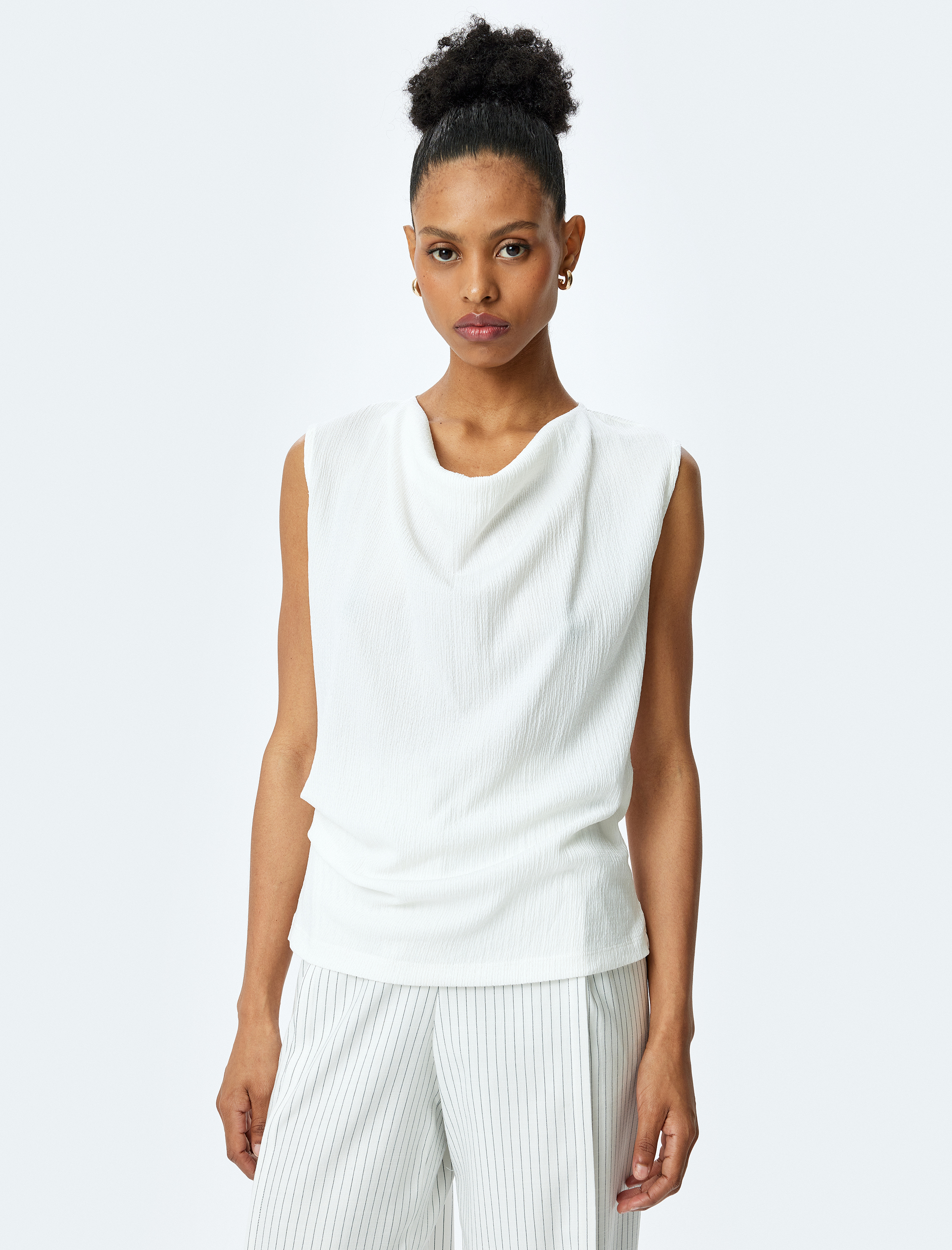   Dokulu Degaje Yaka Kolsuz Bluz