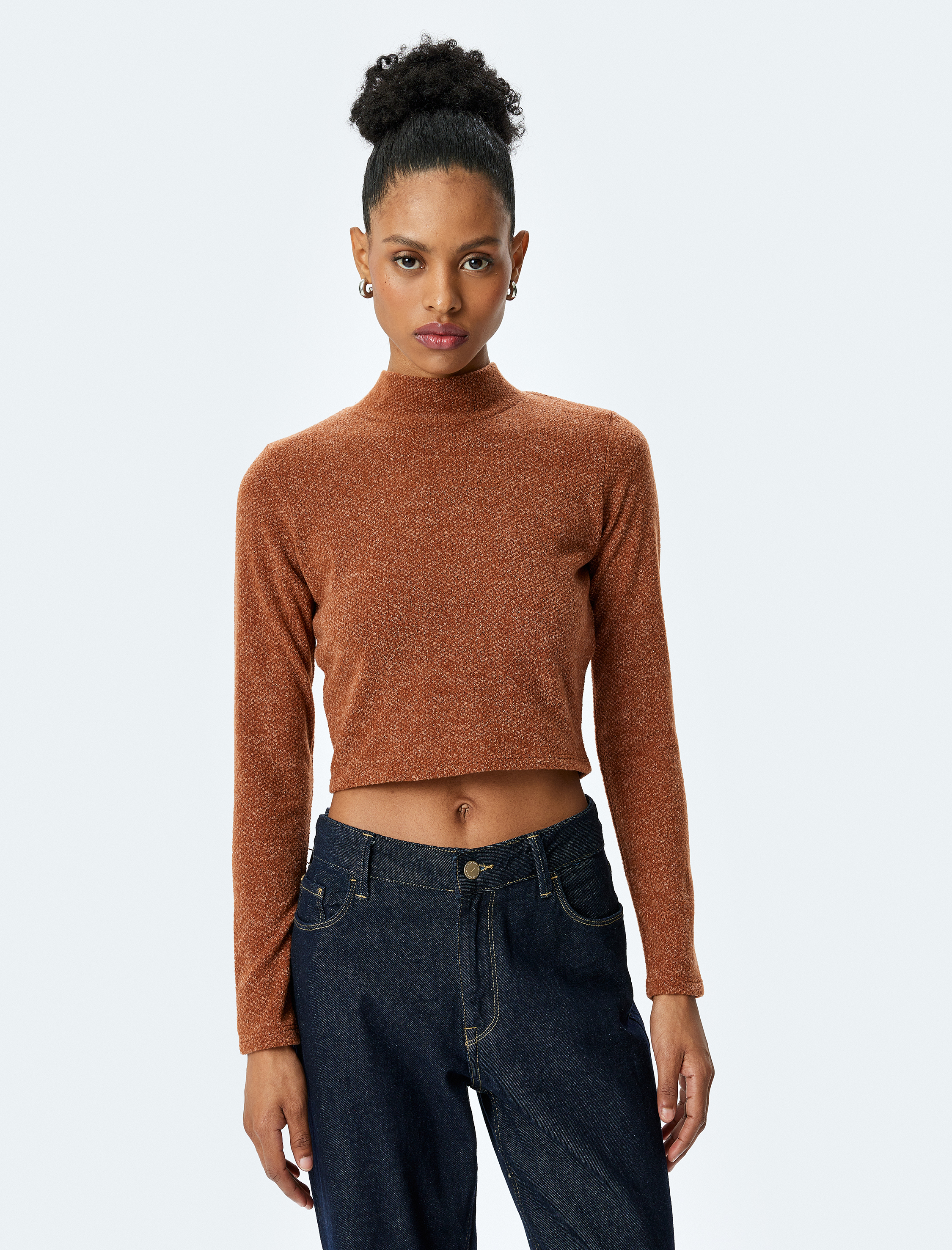   Yumuşak Dokulu Dik Yaka Uzun Kollu Crop Tişört