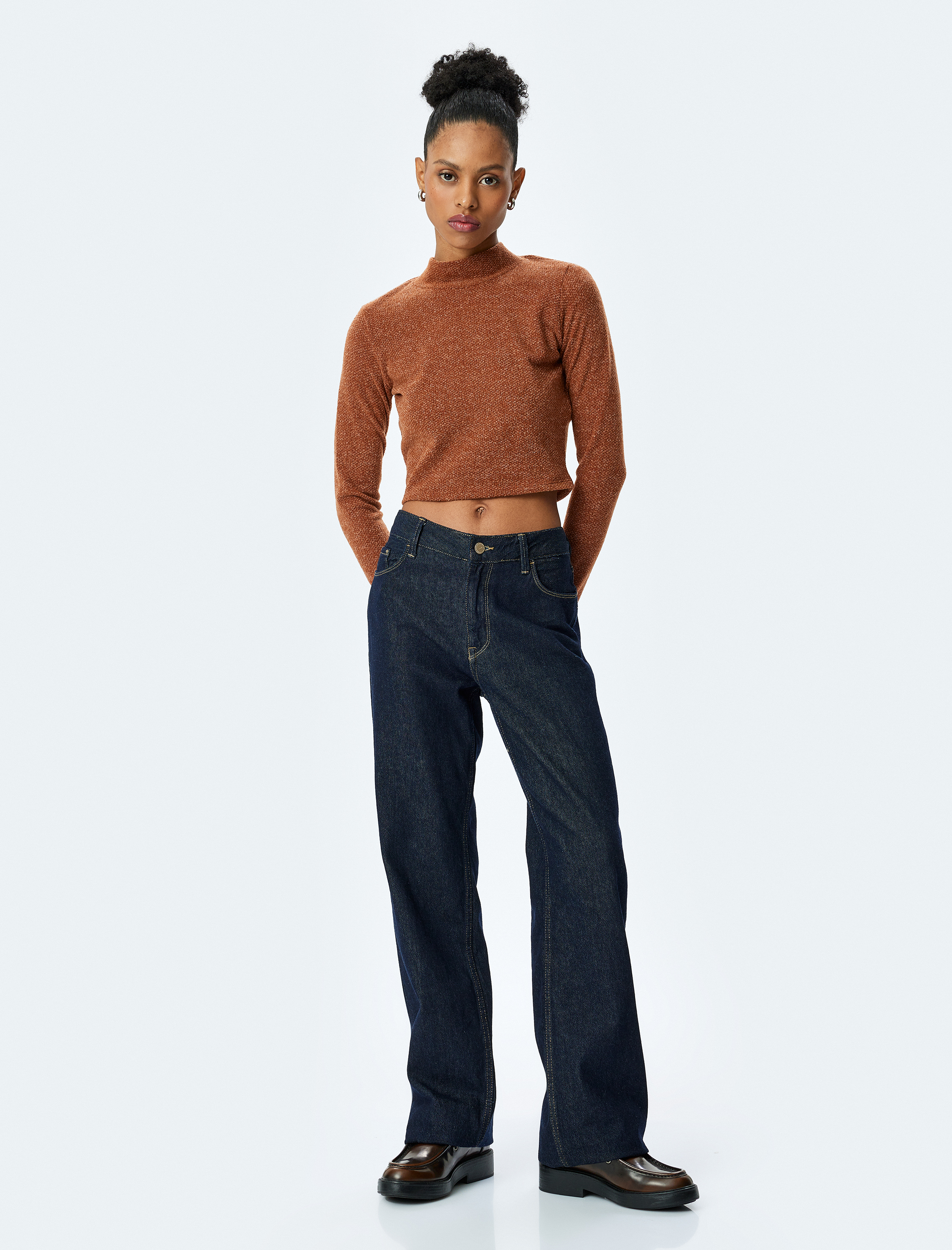   Yumuşak Dokulu Dik Yaka Uzun Kollu Crop Tişört