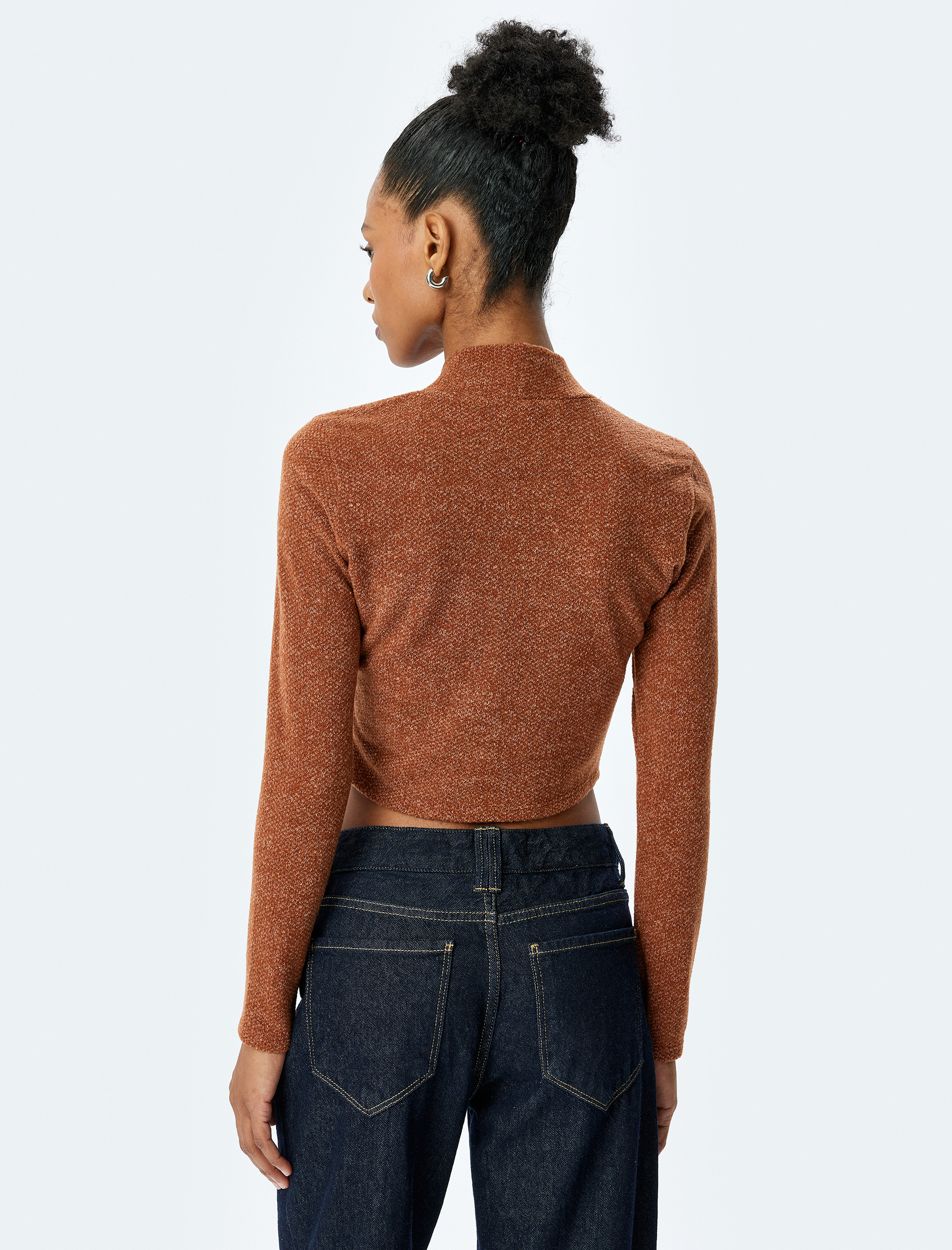   Yumuşak Dokulu Dik Yaka Uzun Kollu Crop Tişört