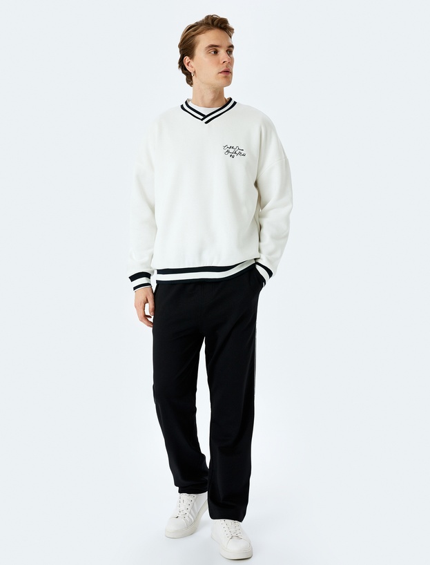 Uzun Kollu Çizgi Detaylı Slogan İşlemeli V Yaka Sweatshirt_1