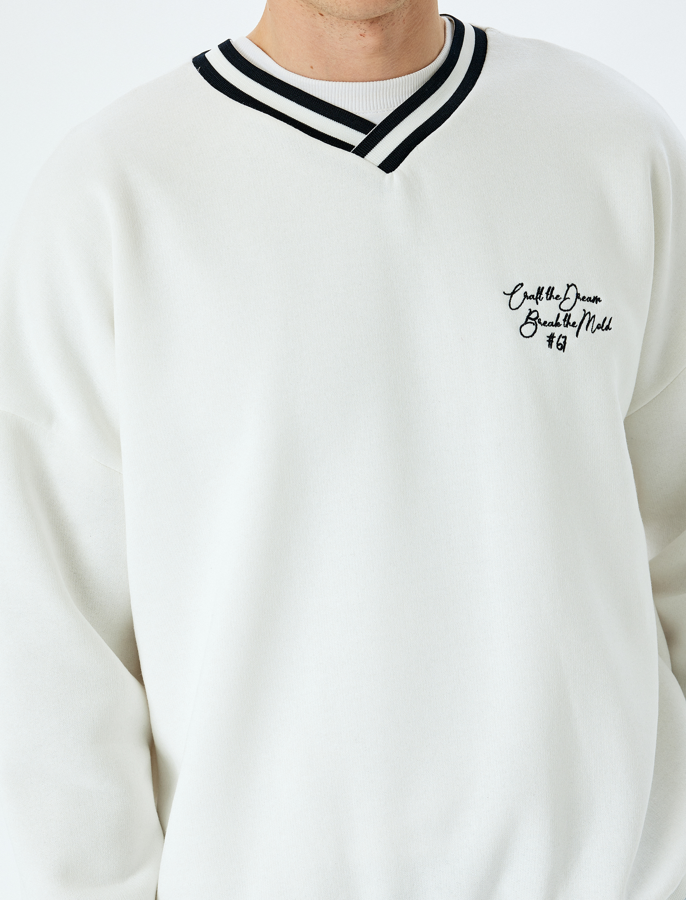   Uzun Kollu Çizgi Detaylı Şardonlu Slogan İşlemeli V Yaka Sweatshirt