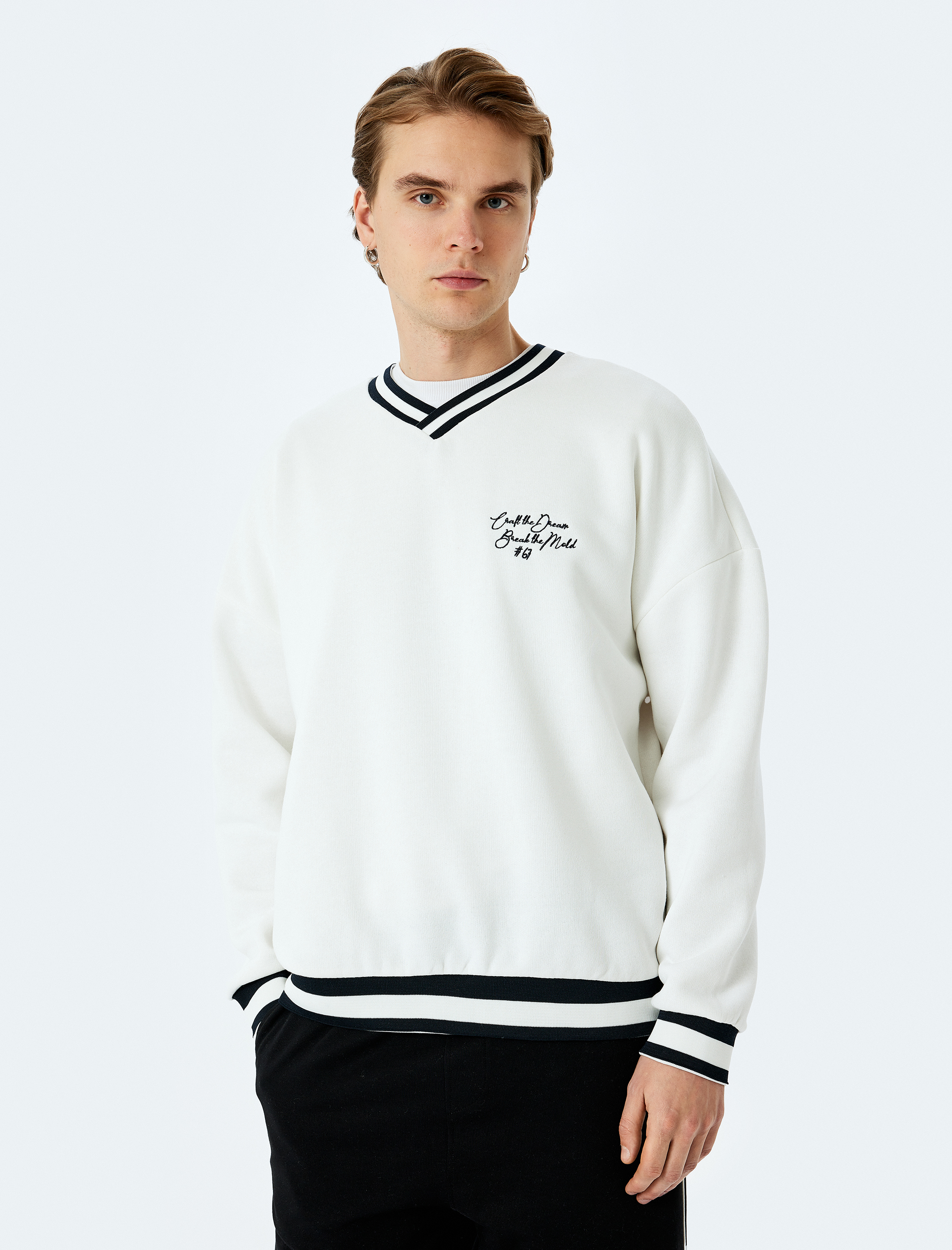   Uzun Kollu Çizgi Detaylı Şardonlu Slogan İşlemeli V Yaka Sweatshirt