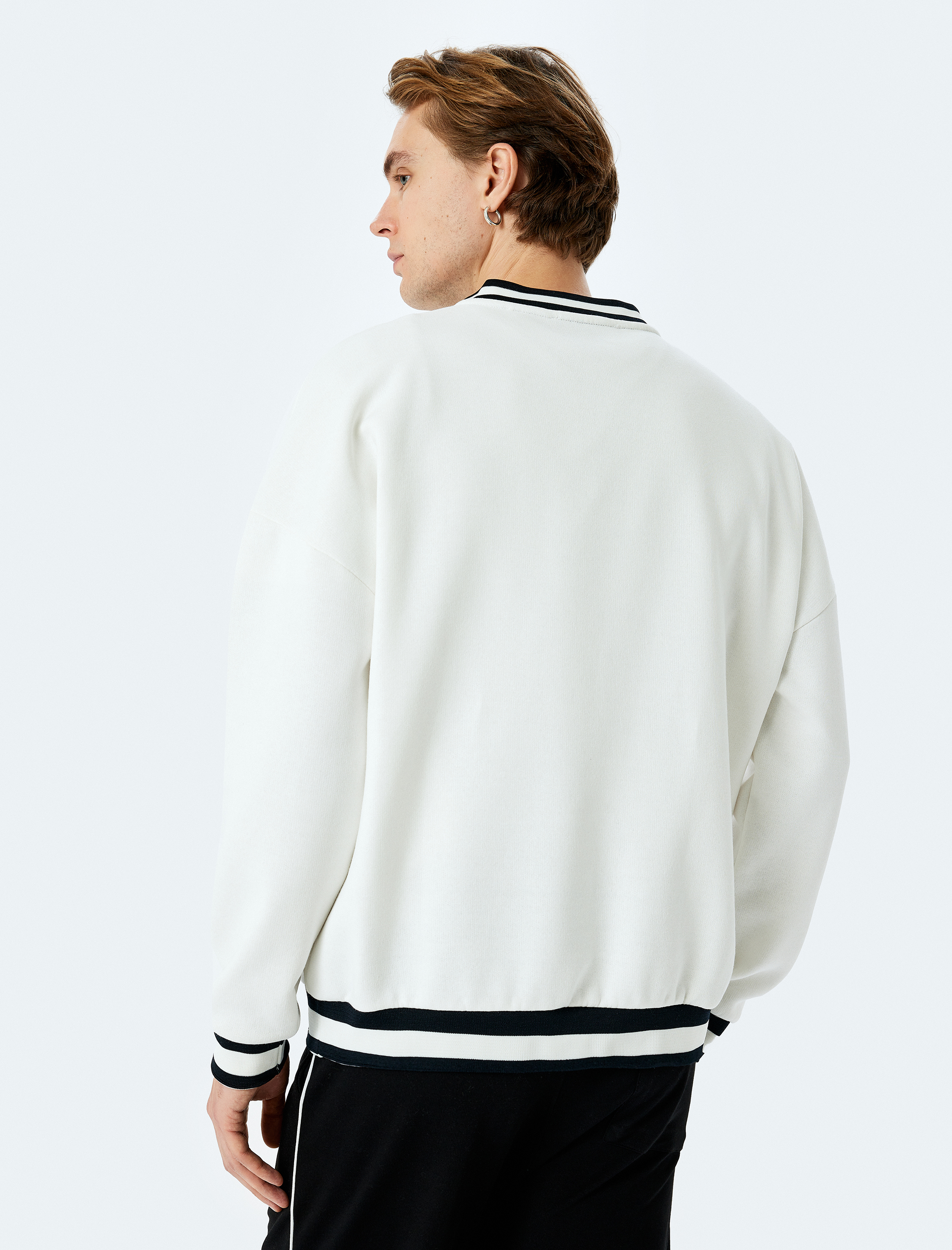   Uzun Kollu Çizgi Detaylı Şardonlu Slogan İşlemeli V Yaka Sweatshirt