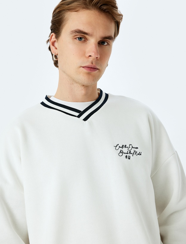 Uzun Kollu Çizgi Detaylı Slogan İşlemeli V Yaka Sweatshirt_0