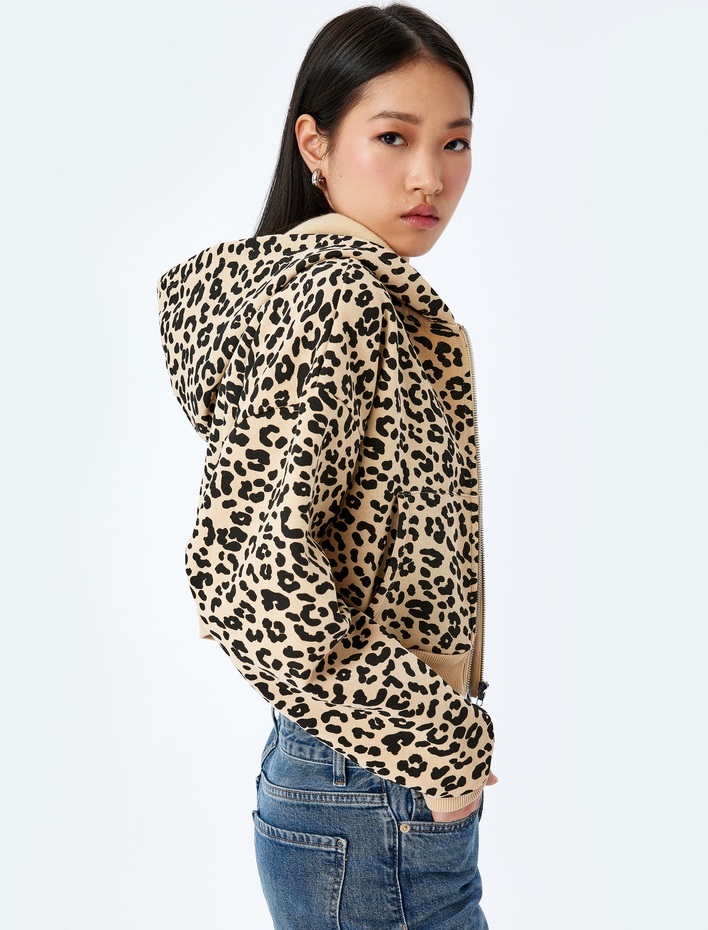  Leopar Desenli Kapüşonlu Fermuarlı Crop Sweatshirt