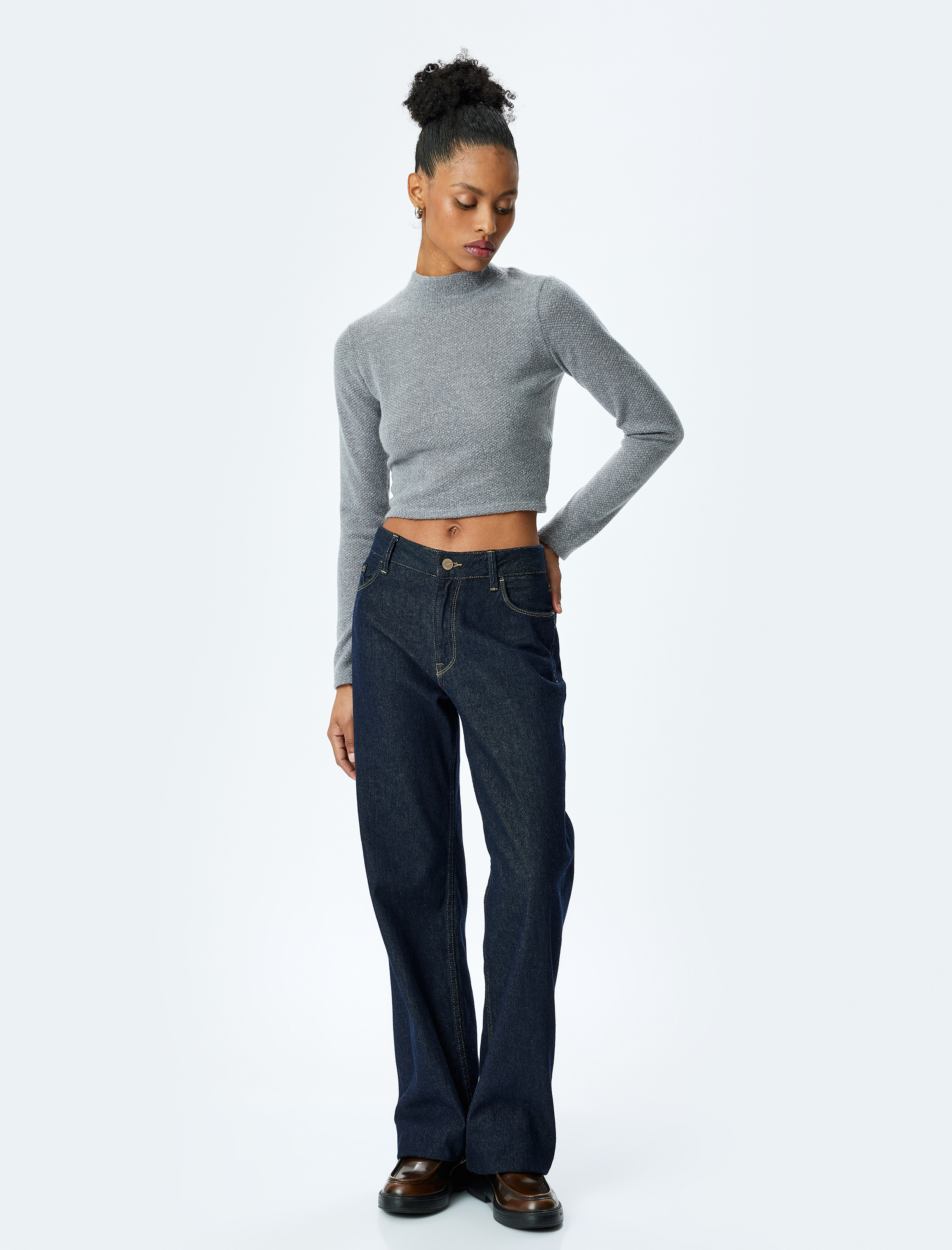   Yumuşak Dokulu Dik Yaka Uzun Kollu Crop Tişört