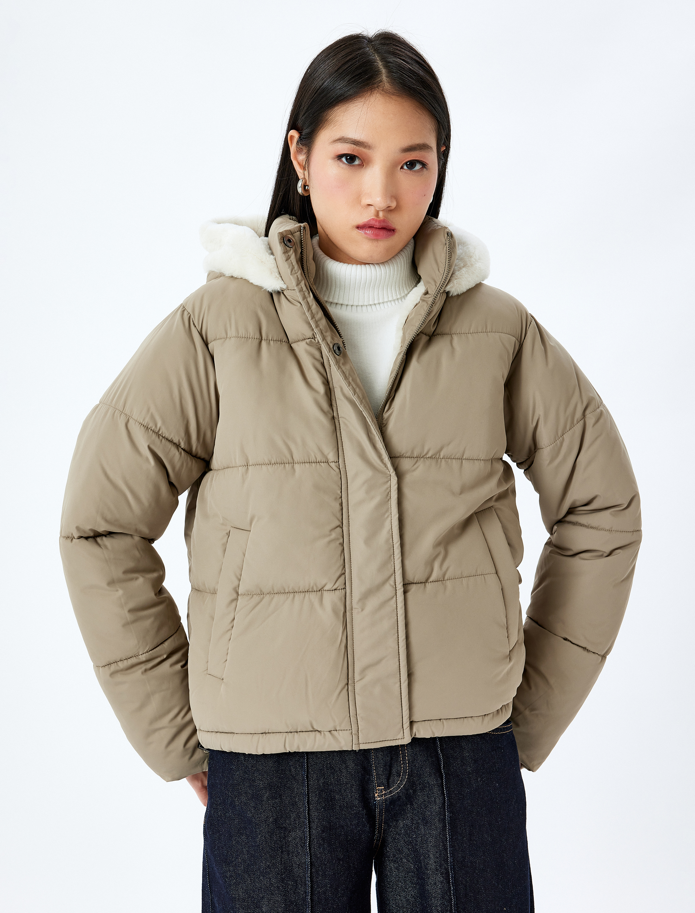   Kapüşonlu İçi Suni Kürklü Fermuarlı Şişme Mont