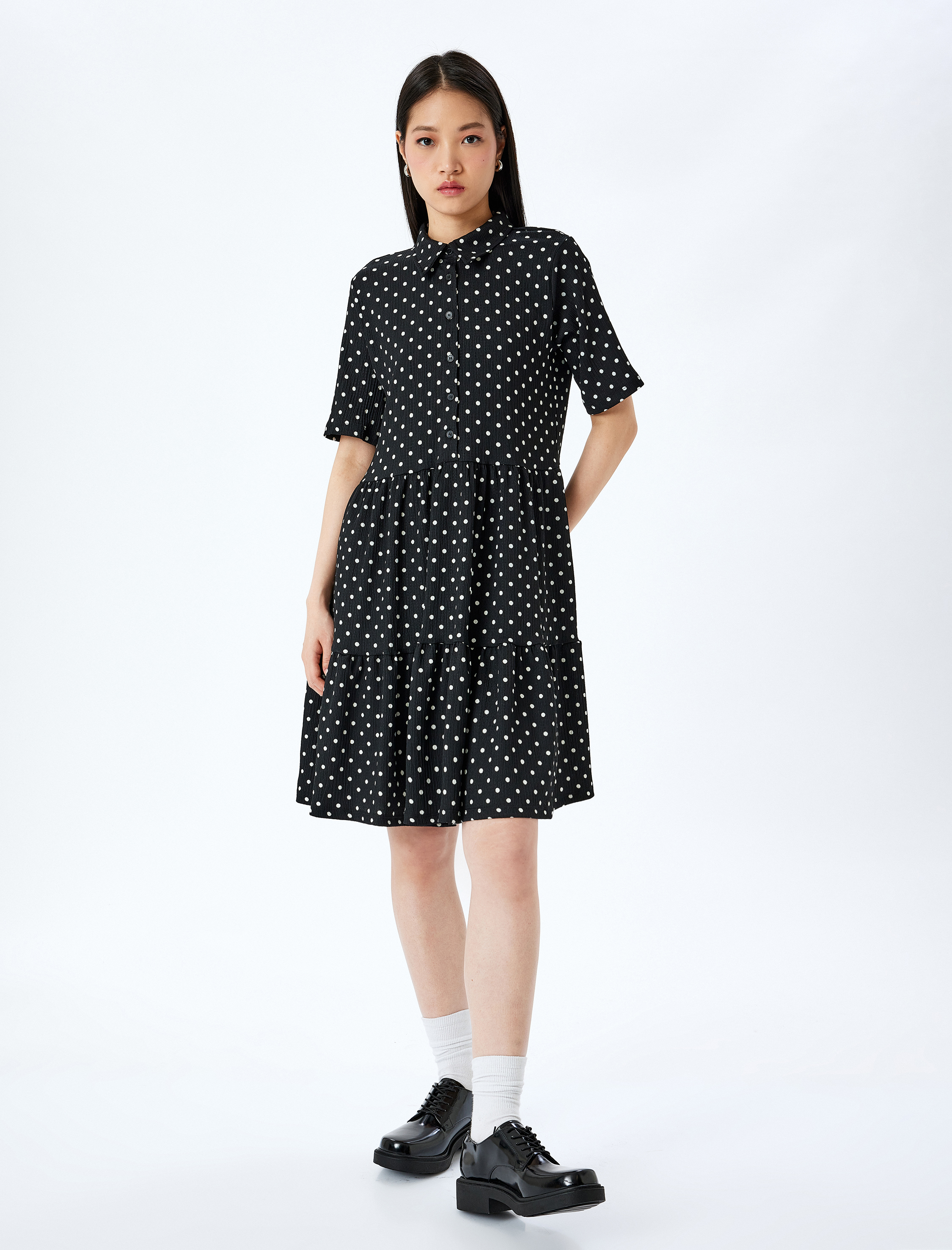   Kısa Kollu Klasik Yaka Düğmeli Puantiyeli Mini Elbise Bürümcük