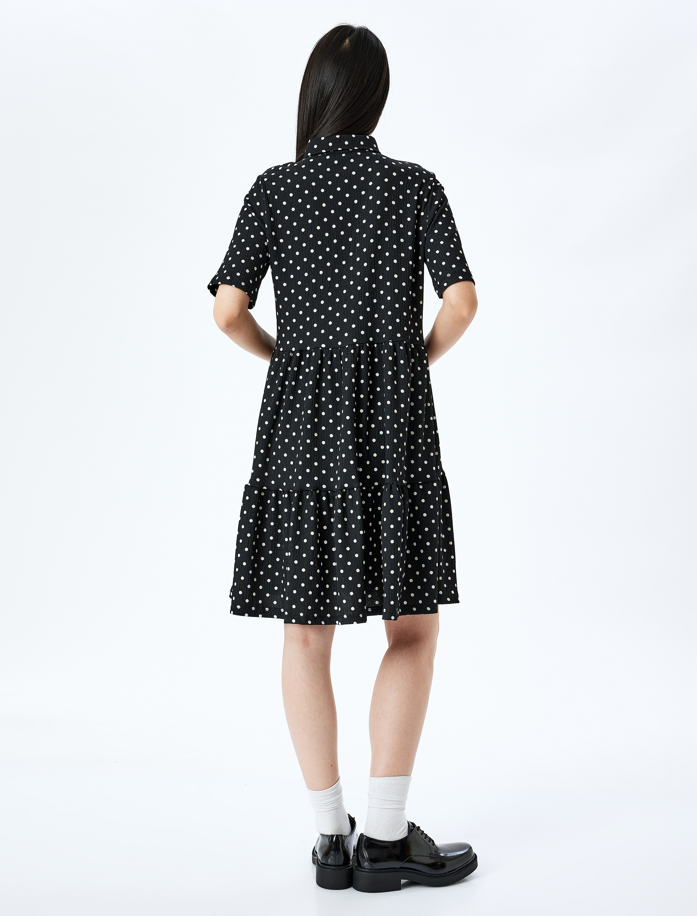   Kısa Kollu Klasik Yaka Düğmeli Puantiyeli Mini Elbise Bürümcük