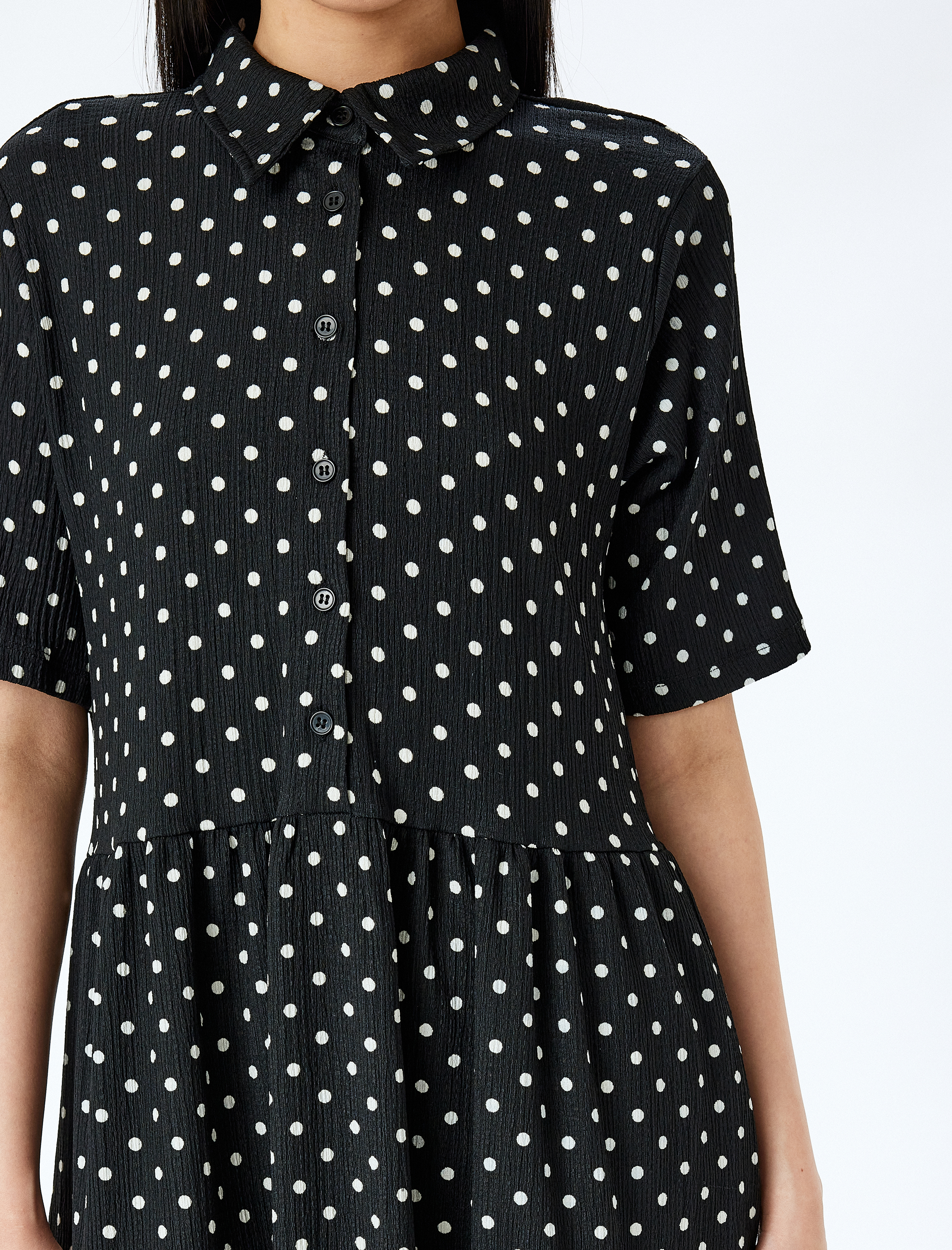   Kısa Kollu Klasik Yaka Düğmeli Puantiyeli Mini Elbise Bürümcük