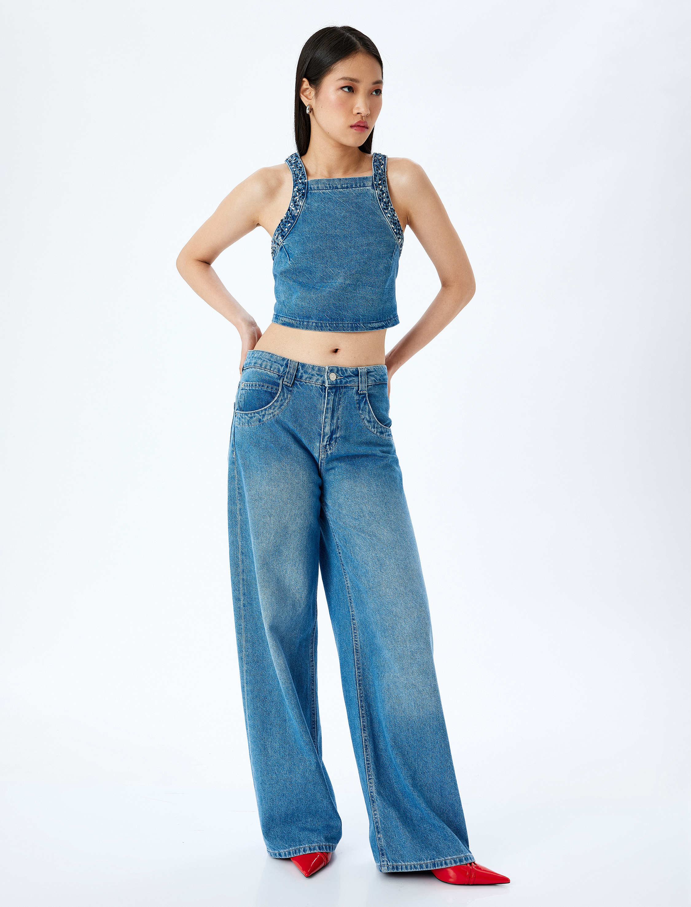   Taş Detaylı Sırtı Bağcıklı Crop Kolsuz Denim Bluz