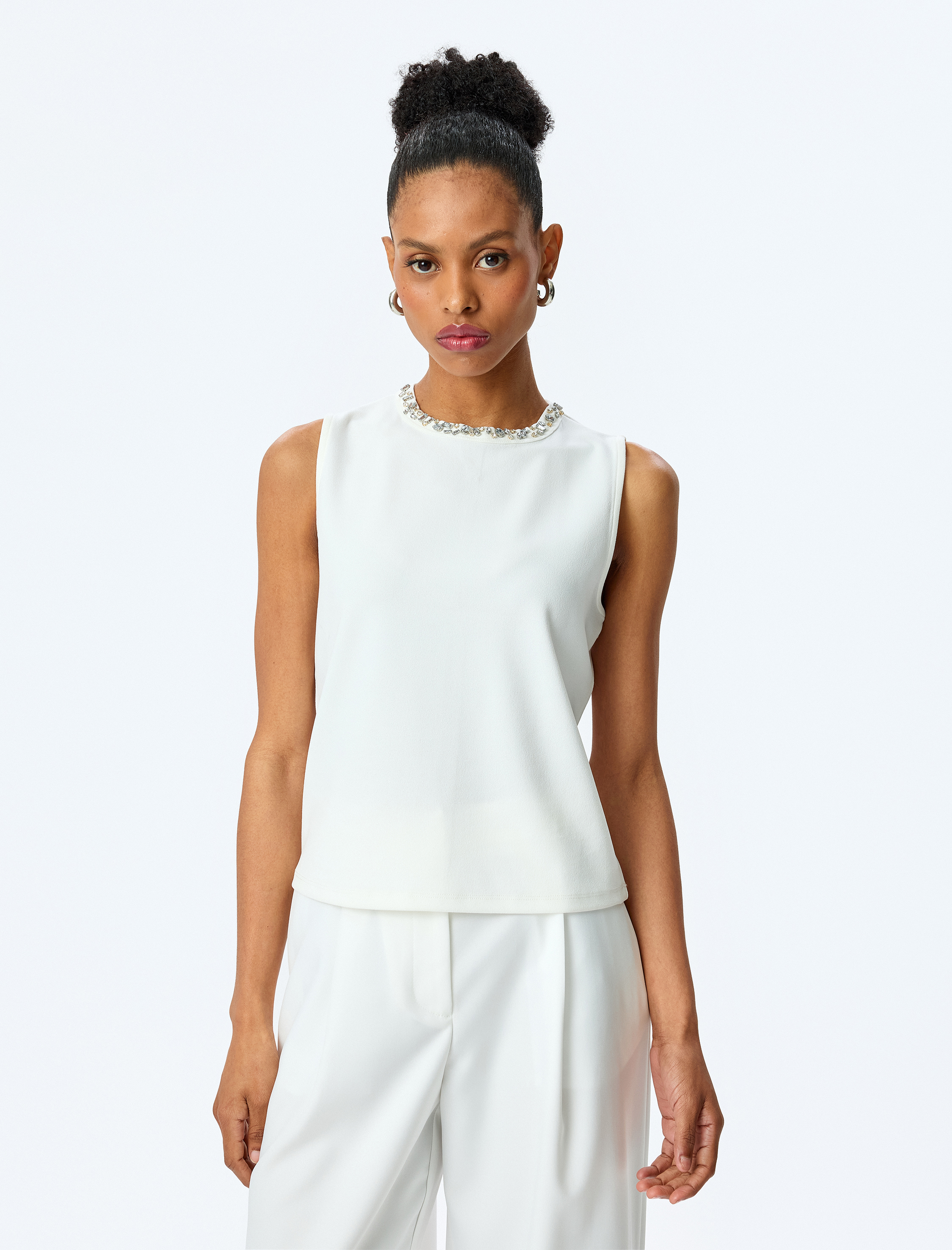 Taş Detaylı Bisiklet Yaka Kolsuz Bluz