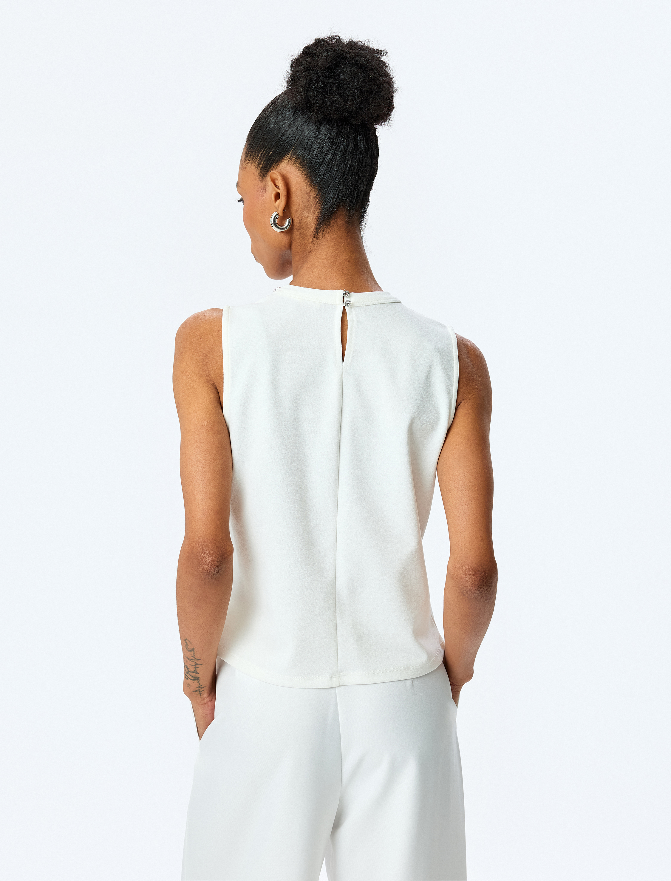 Taş Detaylı Bisiklet Yaka Kolsuz Bluz