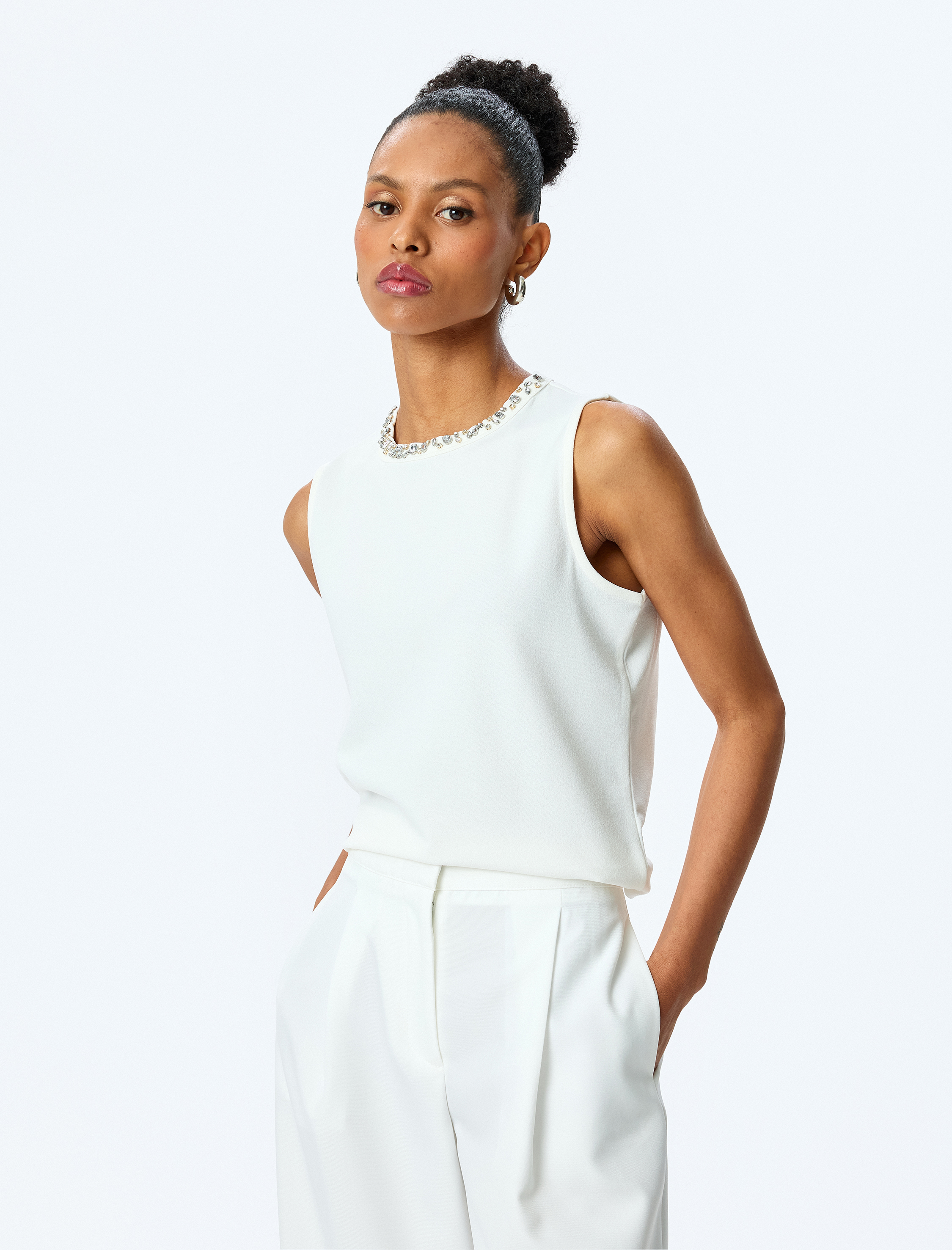 Taş Detaylı Bisiklet Yaka Kolsuz Bluz