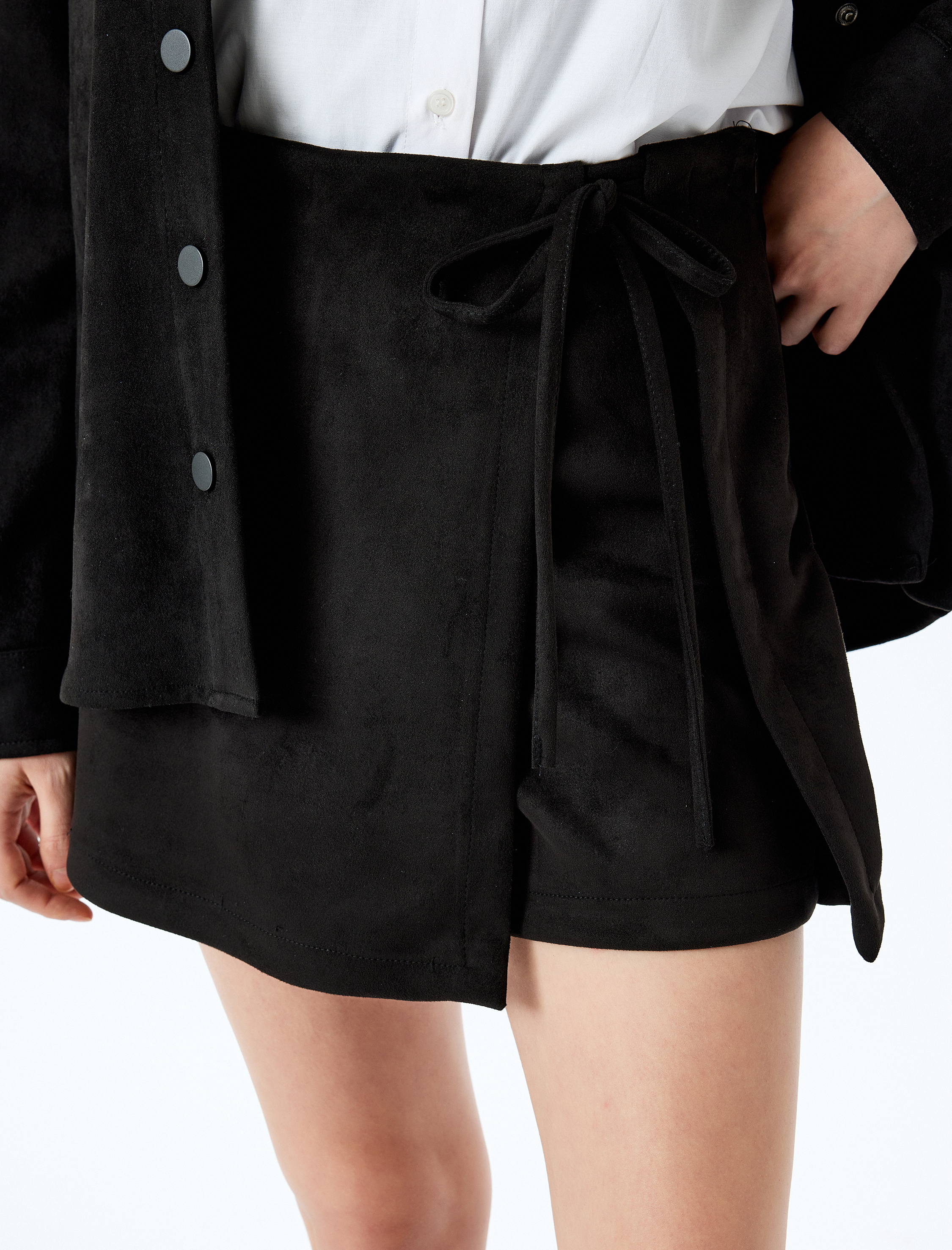 Bağlama Detaylı Süet Görünümlü Mini Şort Etek