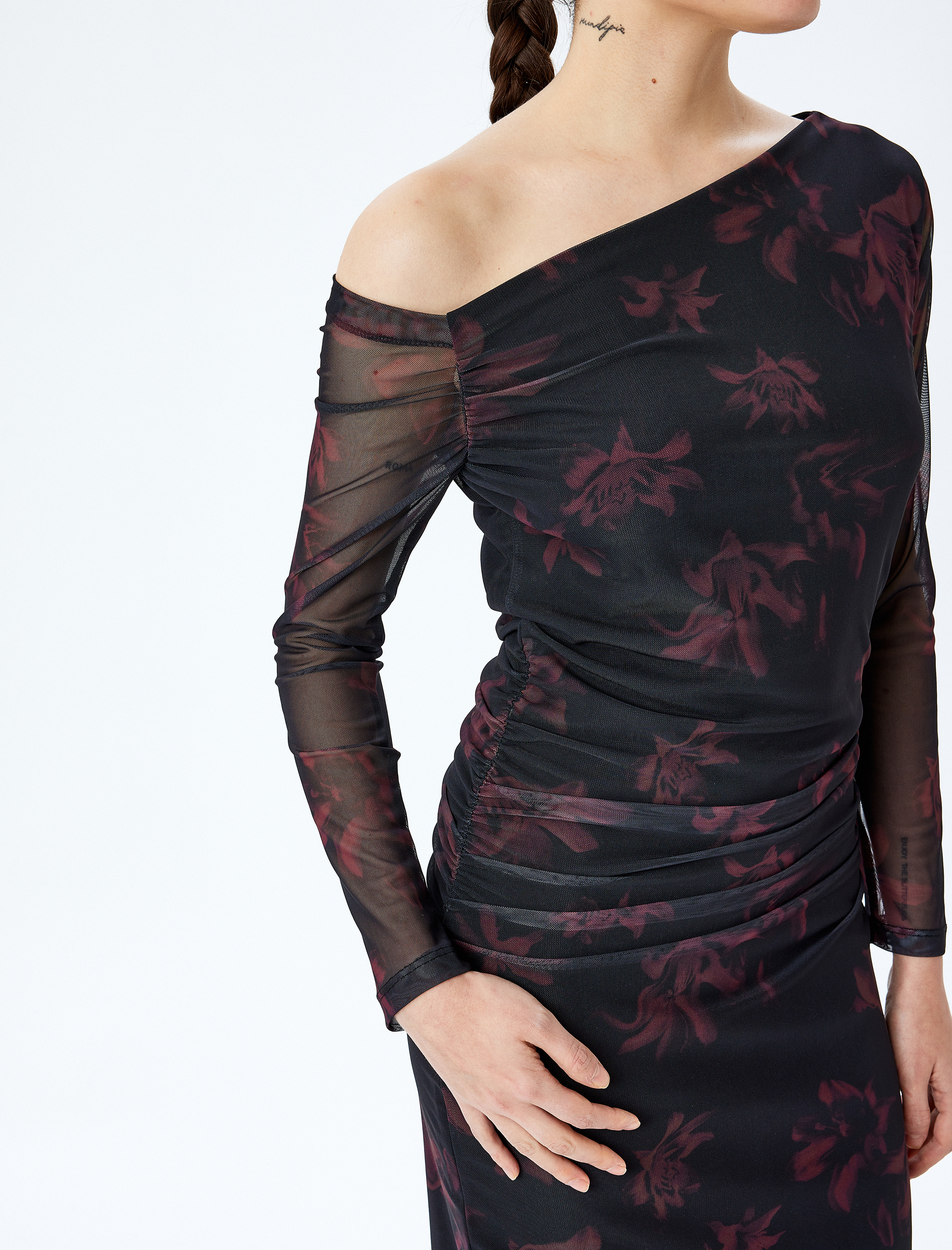 Tek Omuz Uzun Kollu Asimetrik Desenli Tül Elbise