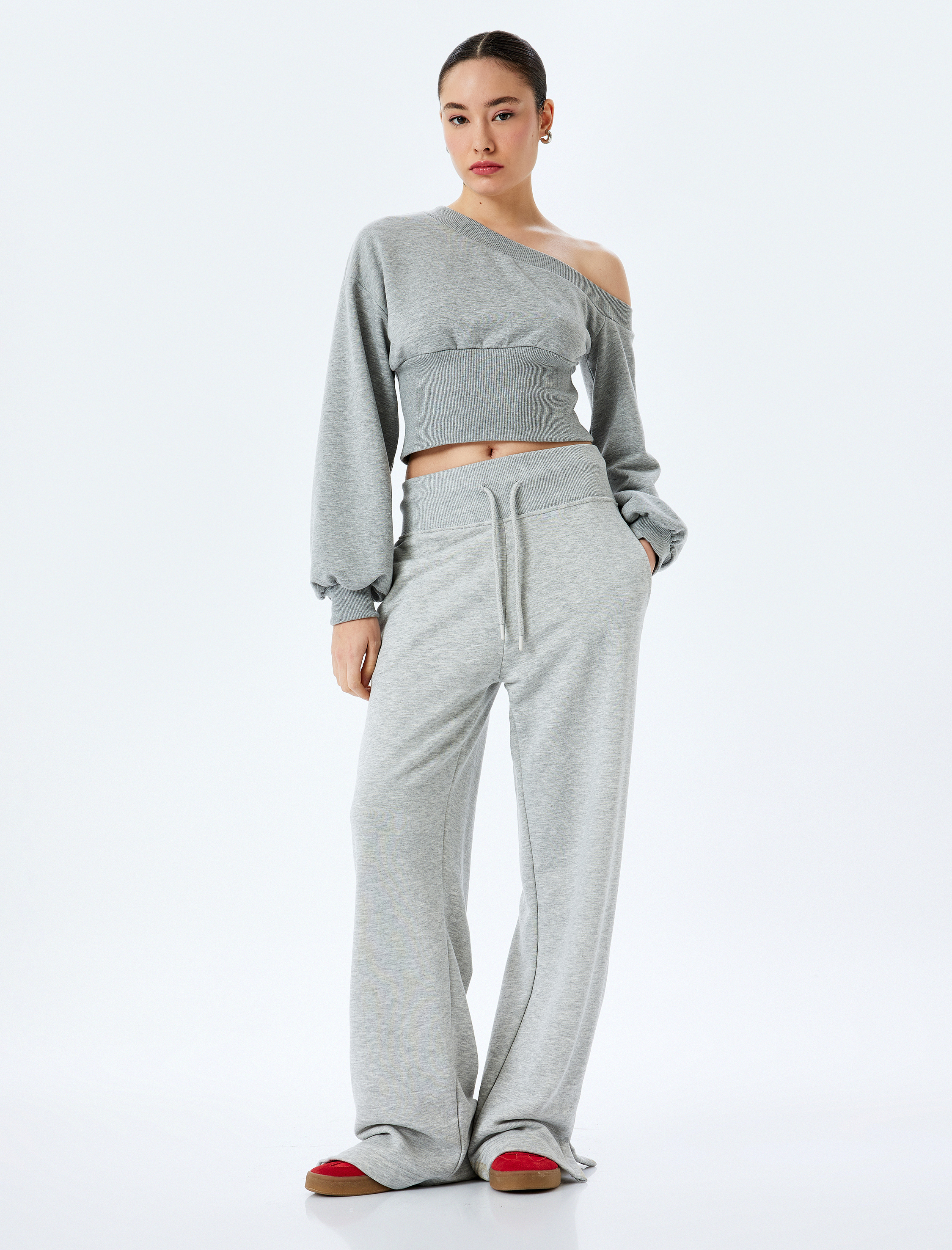   Korse Detaylı Asimetrik Yaka Omzu Açık Crop Sweatshirt