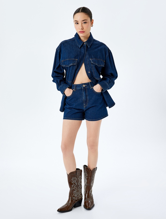 Rahat Kesim Pamuklu Düğmeli Cep Detaylı Mini Denim Şort
