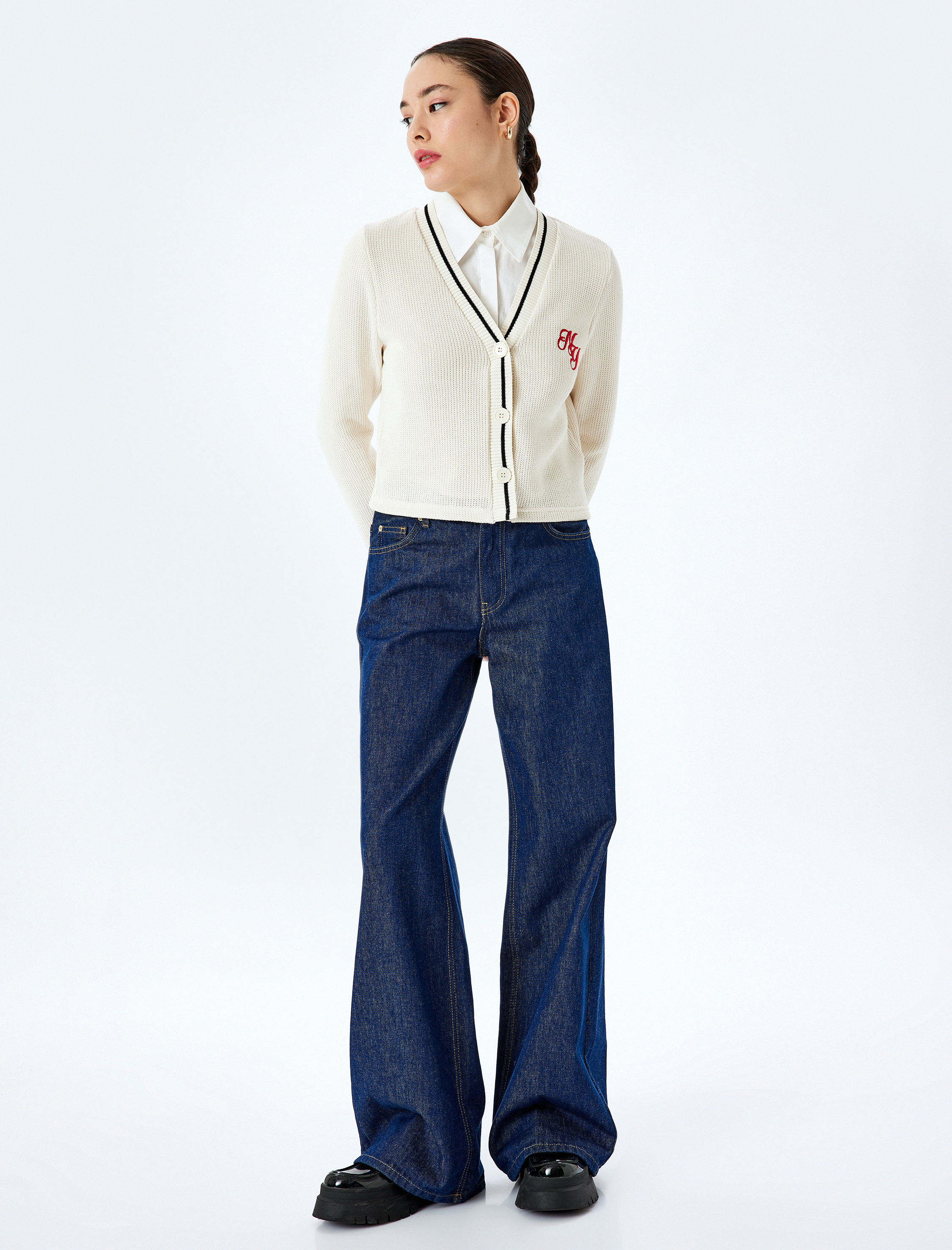 Nakış Detaylı Uzun Kollu Düğmeli Biyeli V Yaka Triko Hırka