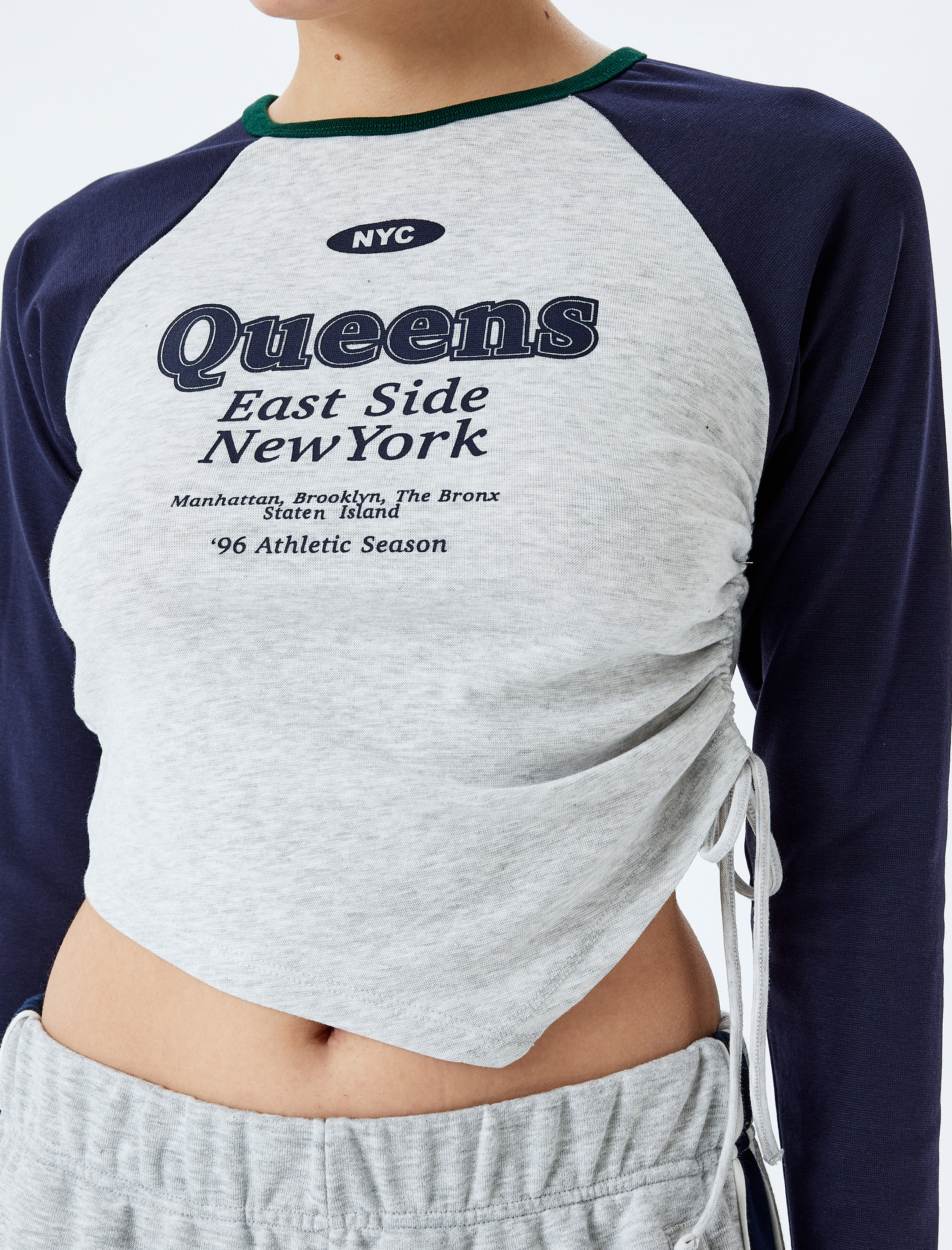 Gri Uzun Reglan Kol Slim Fit Kolej Baskılı Büzgülü Asimetrik Gri Uzun Reglan Kol Slim Fit Kolej Baskılı Büzgülü Asimetrik