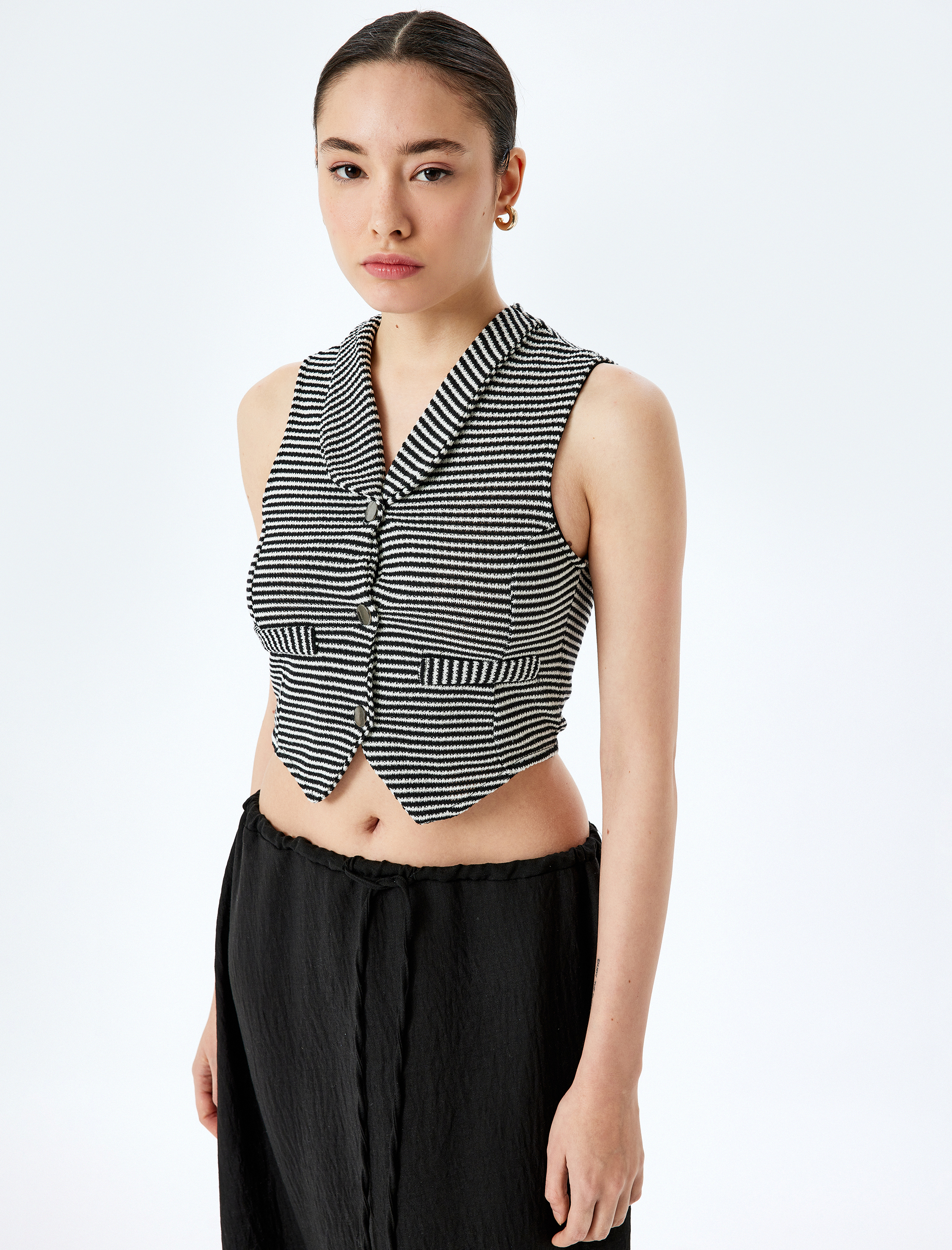 Koton Kadın V Yaka Düğmeli Slim Fit Crop Triko Yelek -1