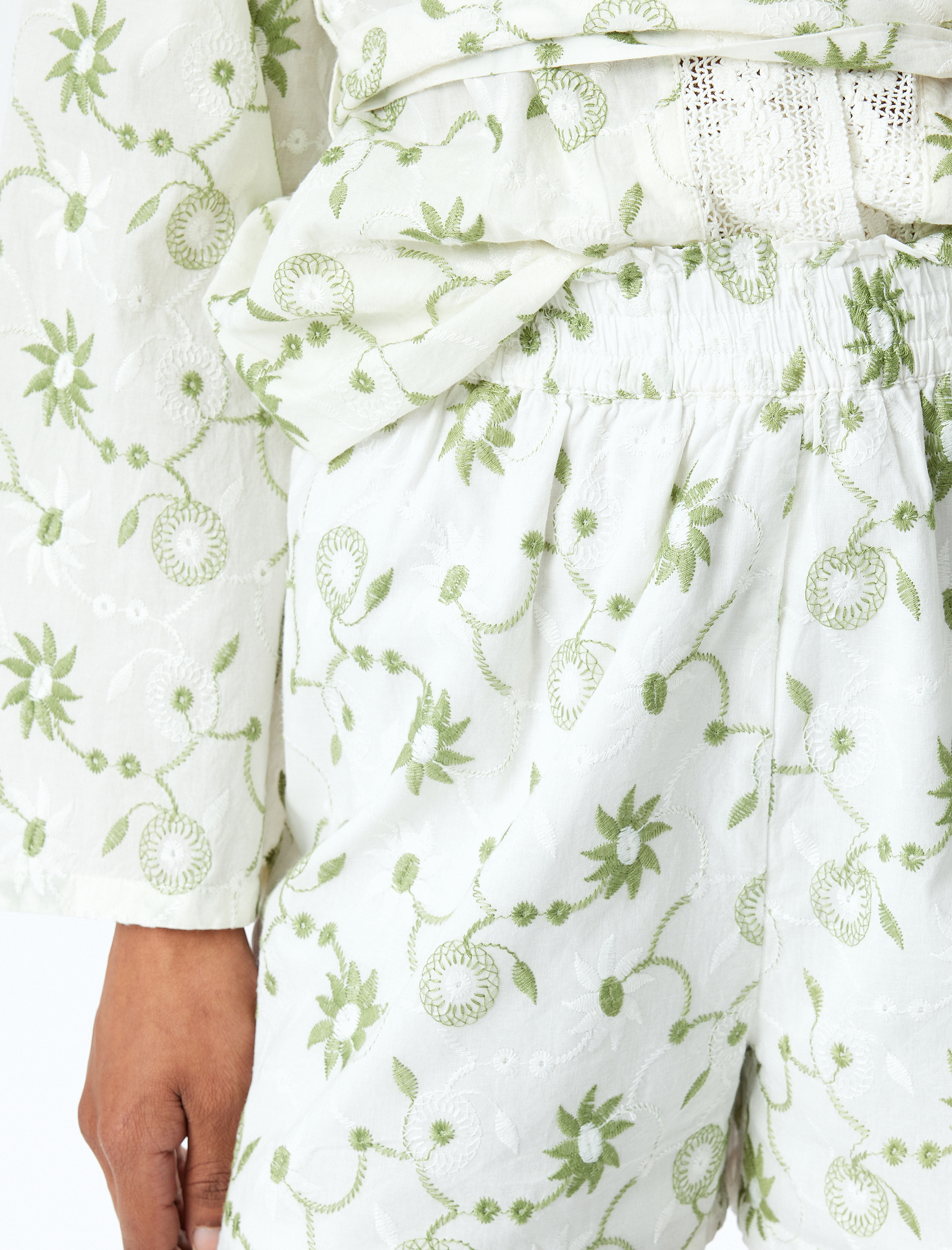   Pamuklu Astarlı Nakış Detaylı Çiçekli Fisto Şort