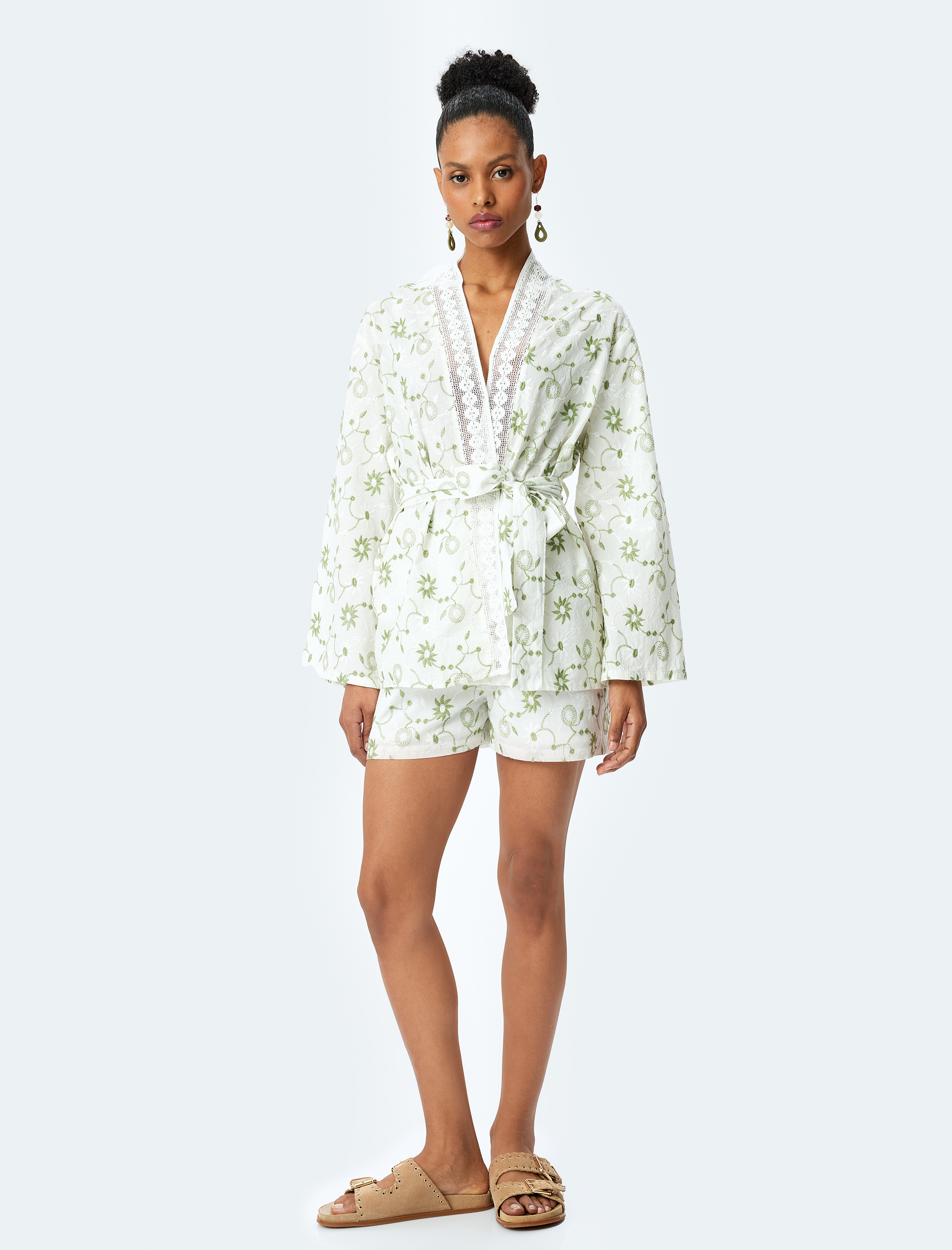   Pamuklu Astarlı Nakış Detaylı Çiçekli Fisto Şort