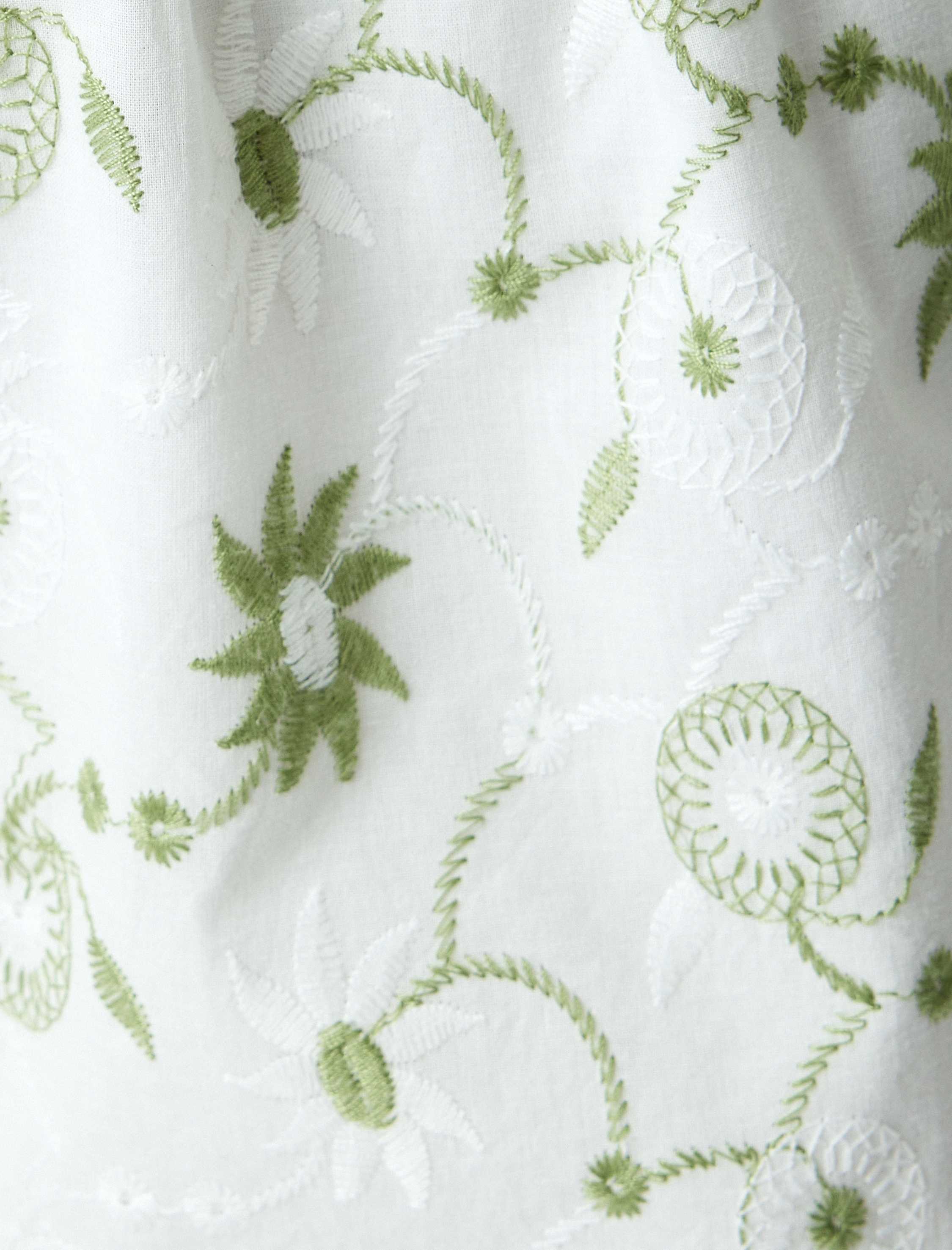   Pamuklu Astarlı Nakış Detaylı Çiçekli Fisto Şort