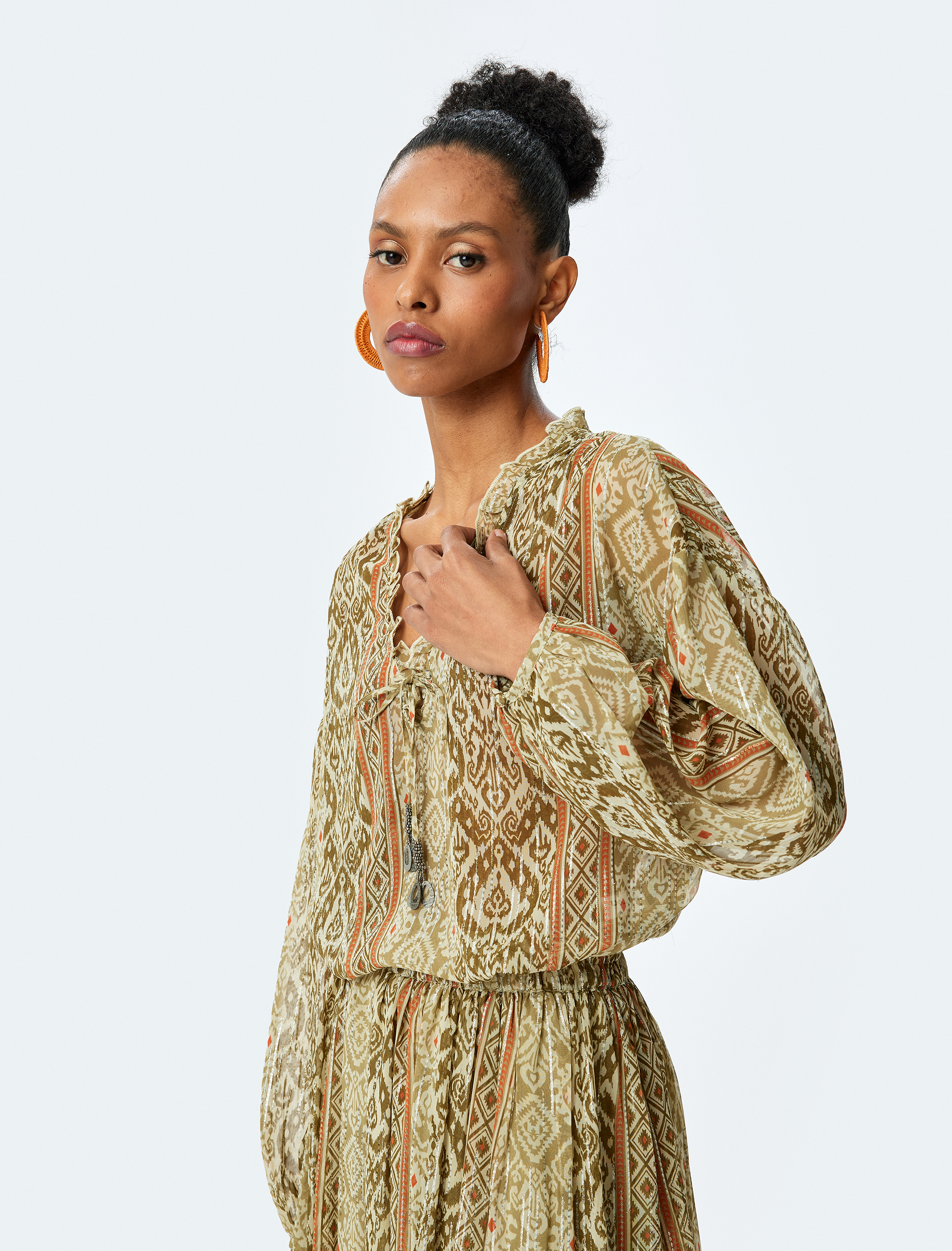   Etnik Desenli Boncuk İşlemeli Oversize Fırfırlı V Yaka Bluz