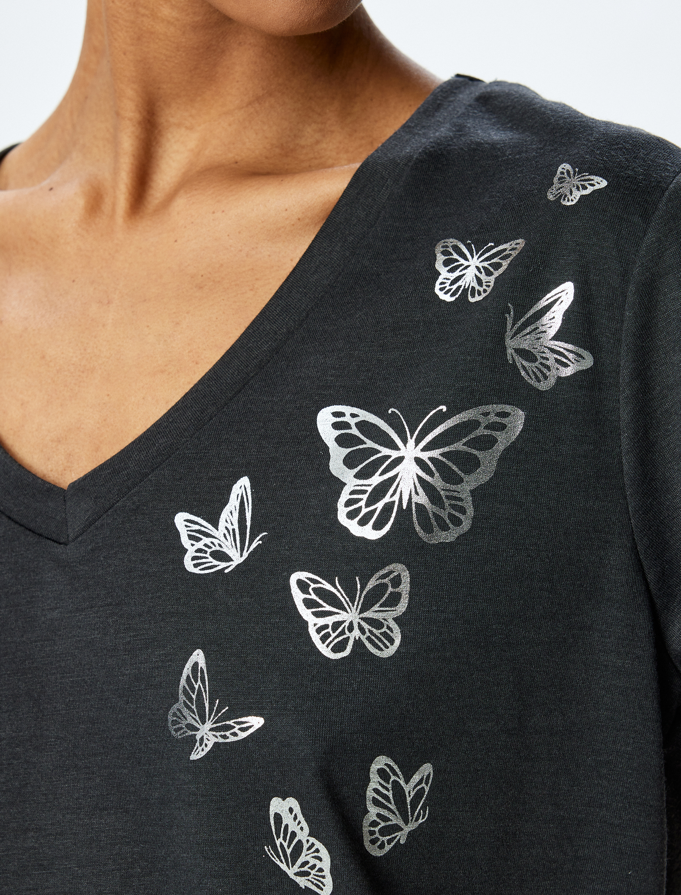   Kelebek Baskılı Kısa Kollu V Yaka Tişört