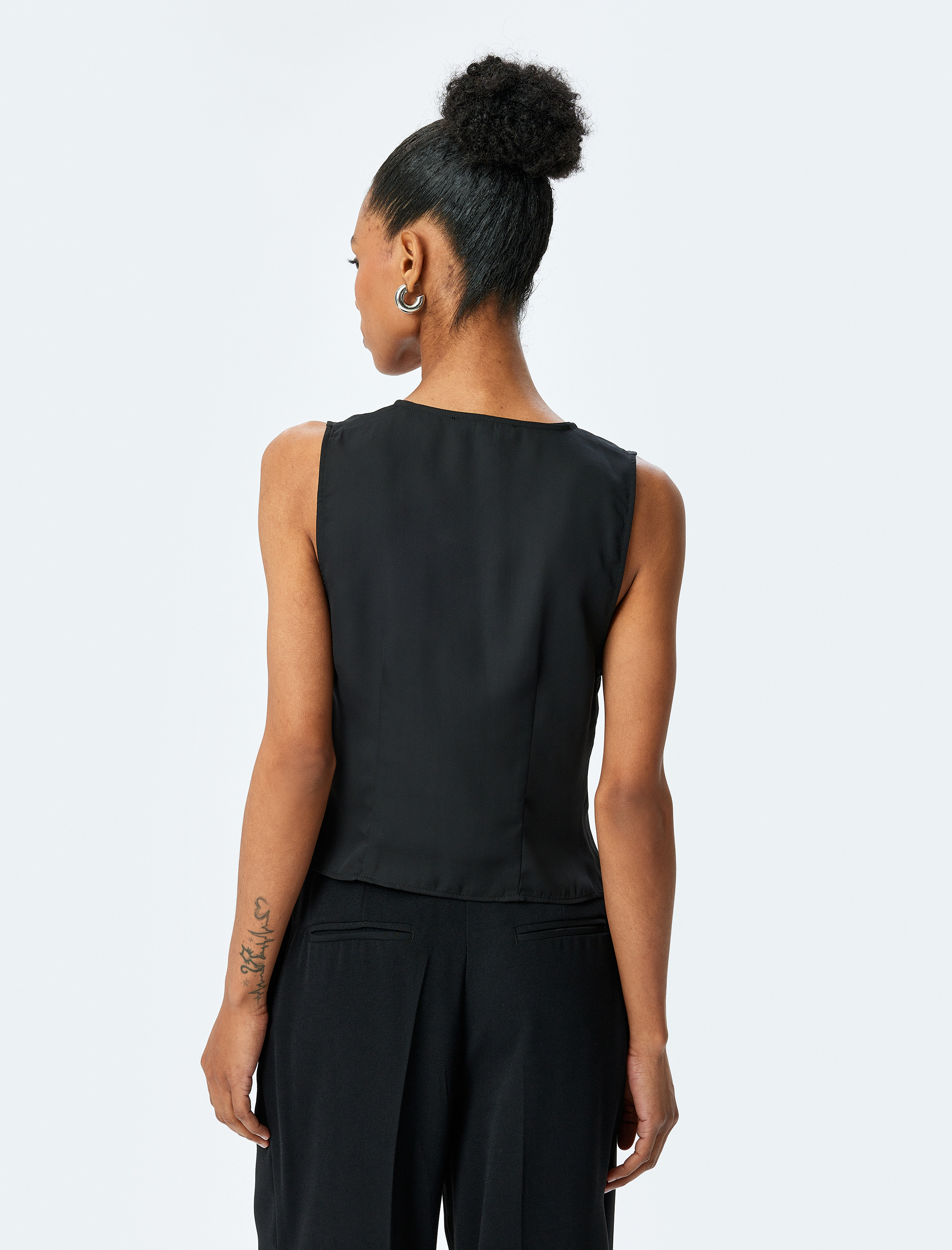   Bağlama Detaylı Krep Kumaş Kolsuz Bluz