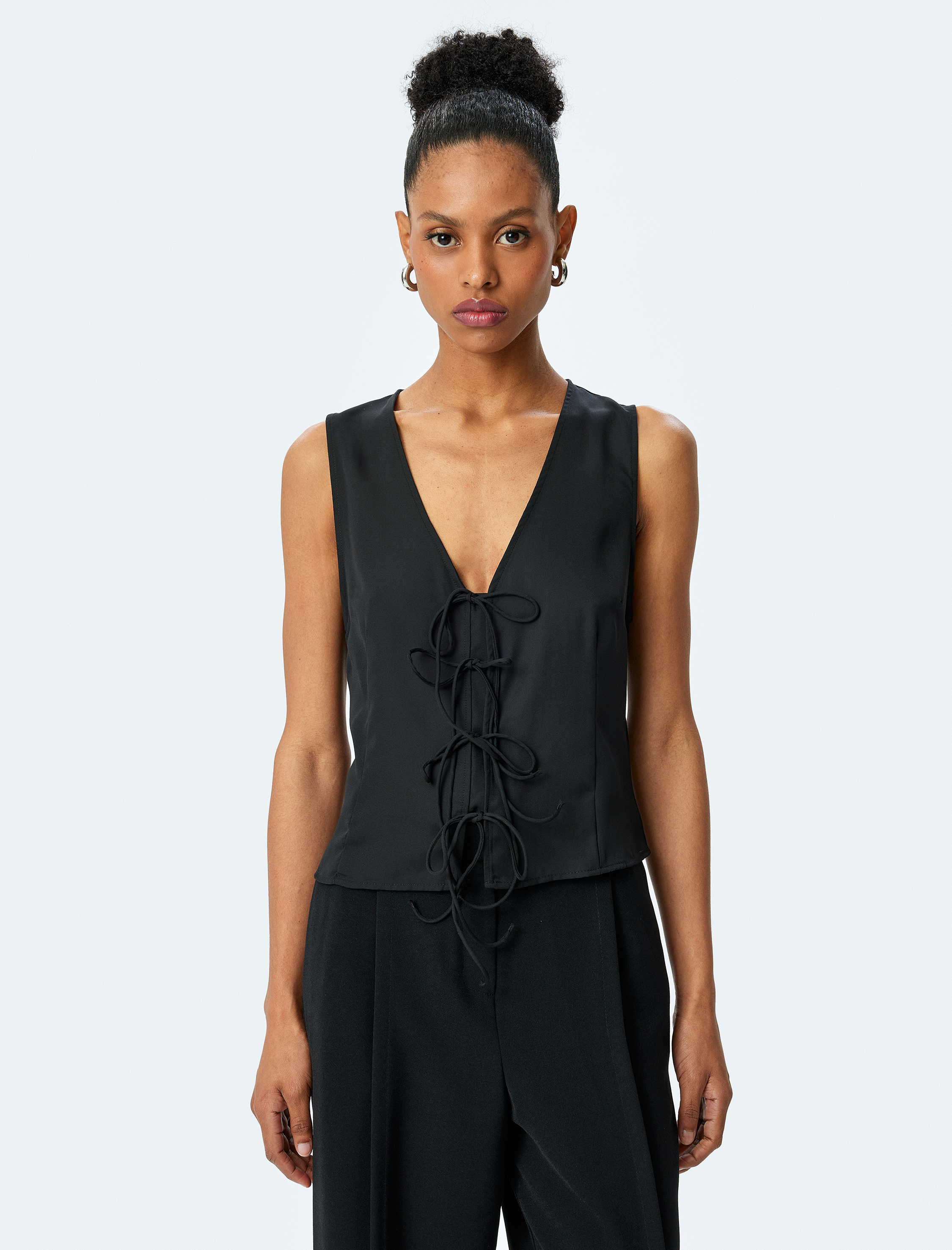   Bağlama Detaylı Krep Kumaş Kolsuz Bluz