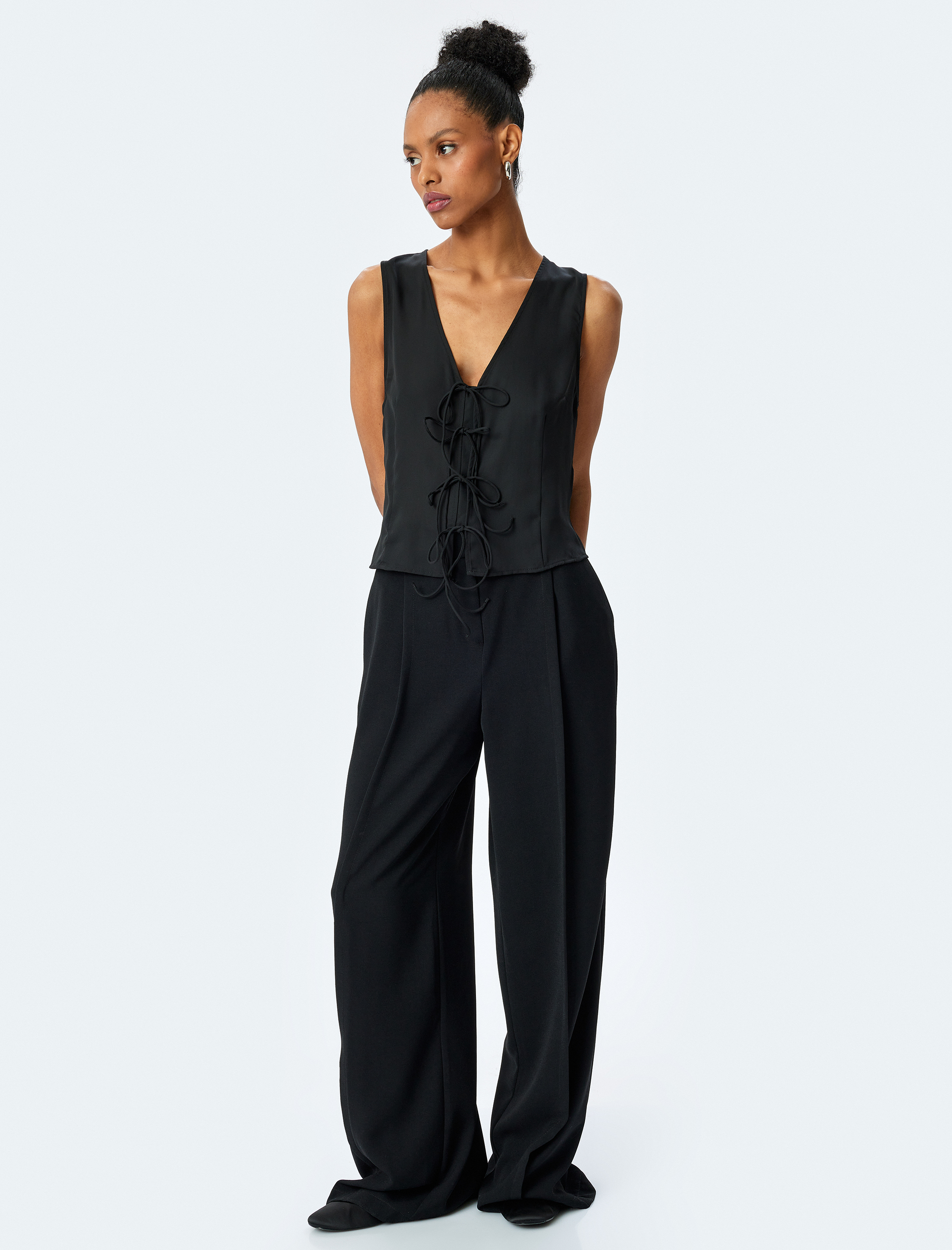   Bağlama Detaylı Krep Kumaş Kolsuz Bluz