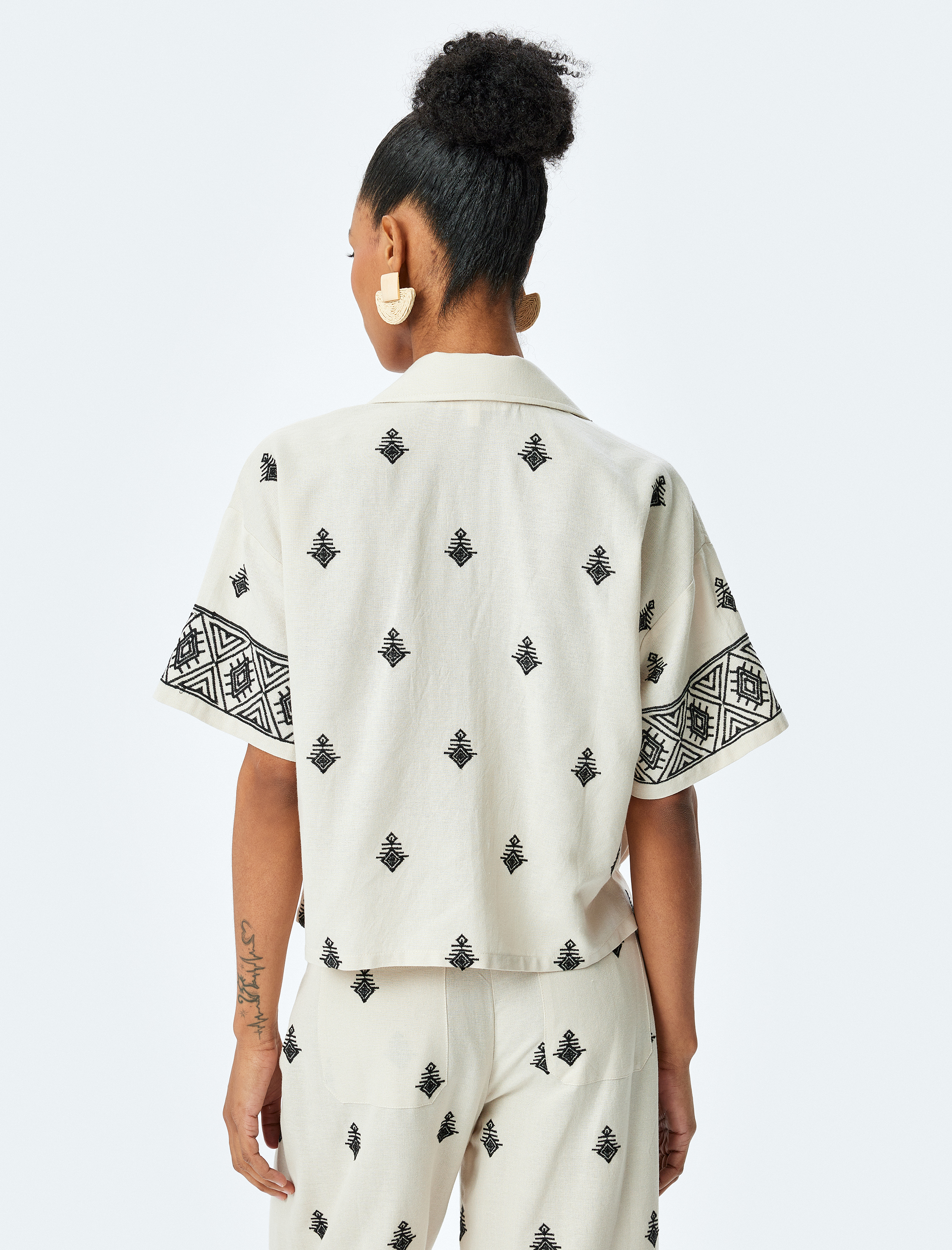 Viskon Etnik Desenli İşlemeli Kısa Kollu Oversize Crop Gömlek