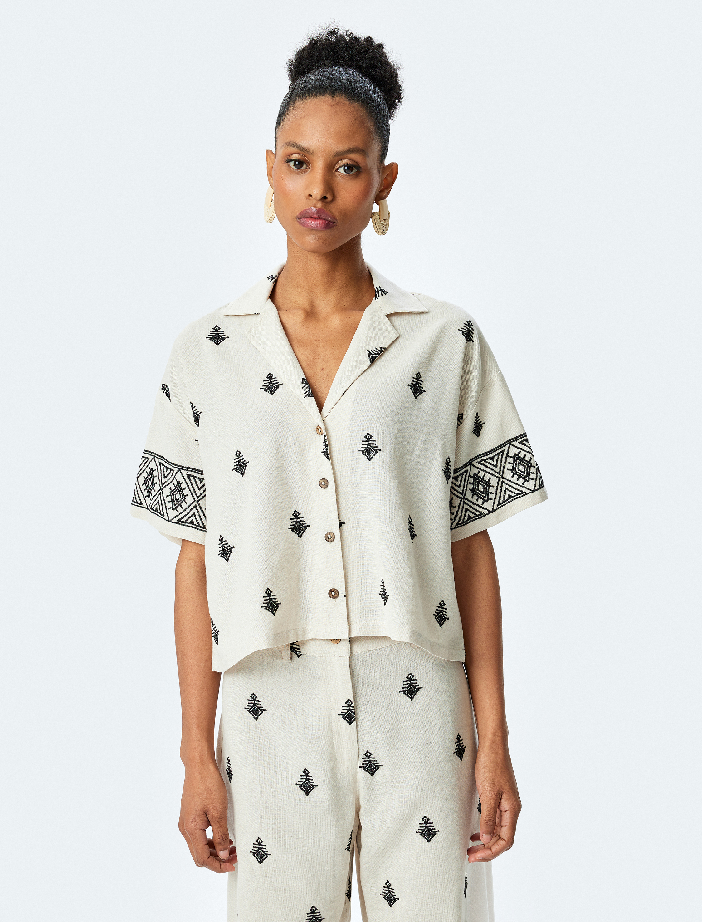 Viskon Etnik Desenli İşlemeli Kısa Kollu Oversize Crop Gömlek