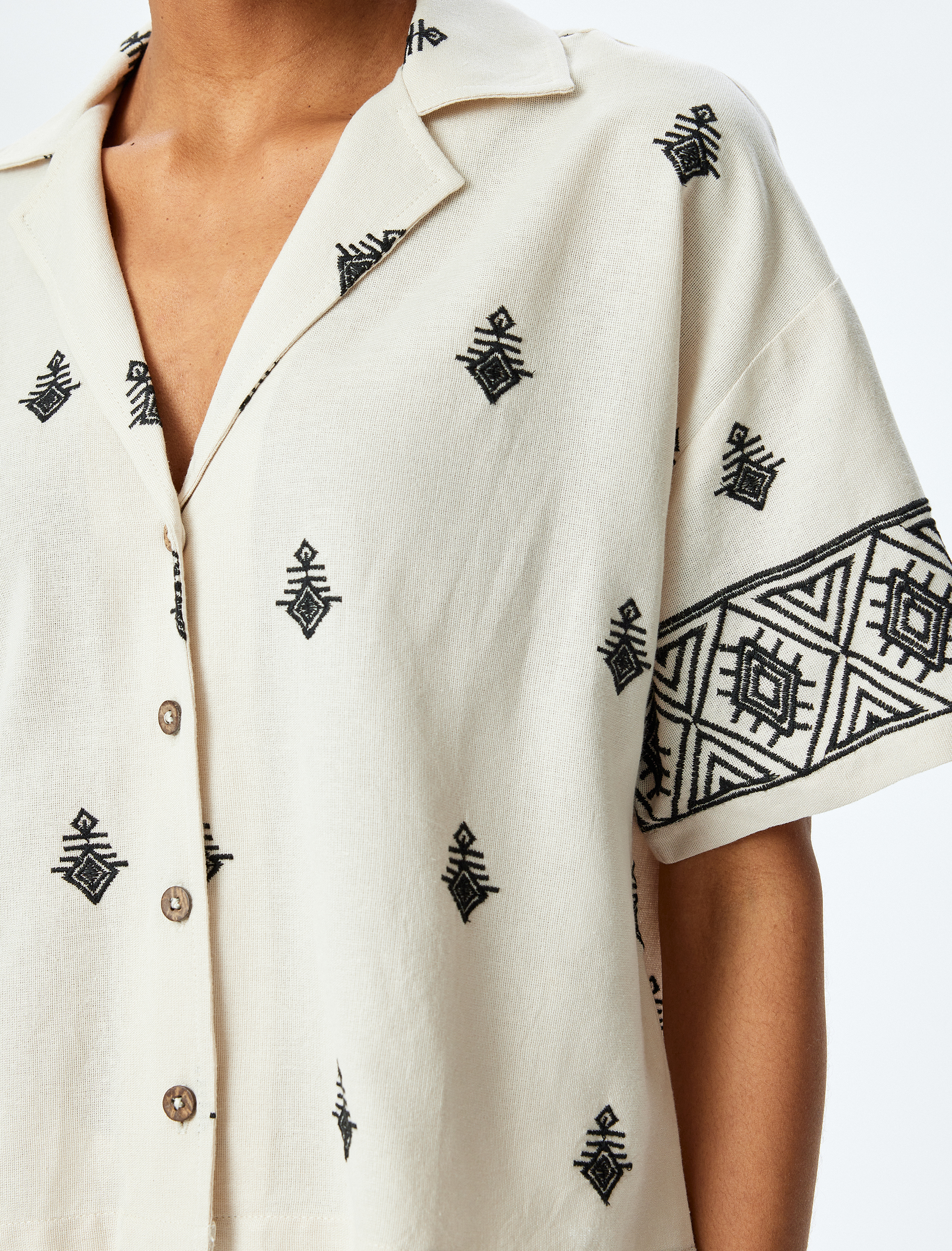 Viskon Etnik Desenli İşlemeli Kısa Kollu Oversize Crop Gömlek