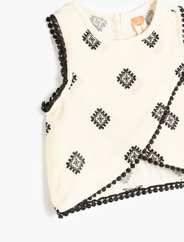Pamuklu Nakış Detaylı Kolsuz Asimetrik Crop Bluz_2
