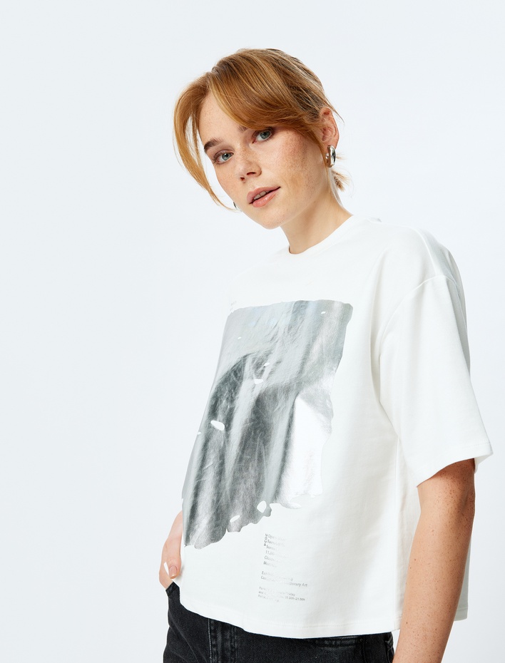  Kısa Kollu Pamuklu Bisiklet Yaka Metalik Baskılı Tişört