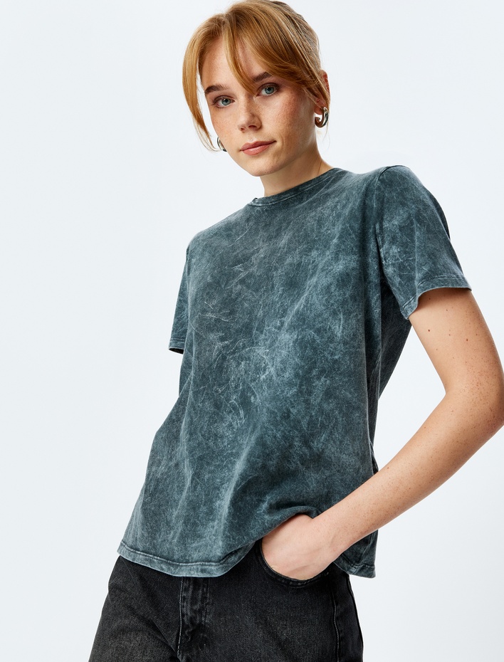  Pamuklu Batik Desenli Kısa Kollu Bisiklet Yaka Tişört