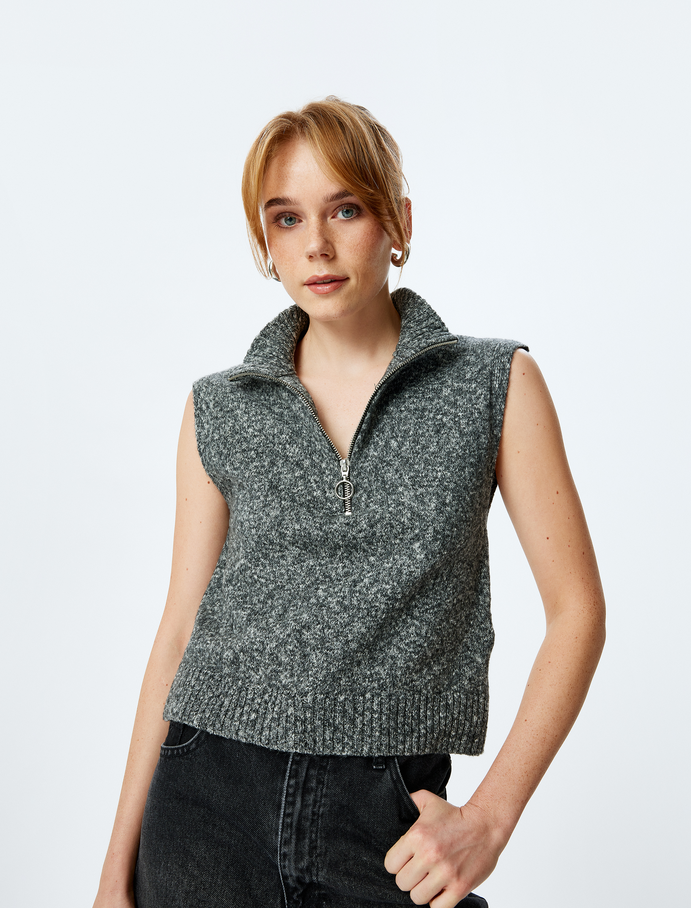   Yarım Fermuar Detaylı Dik Yaka Kolsuz Triko Süveter