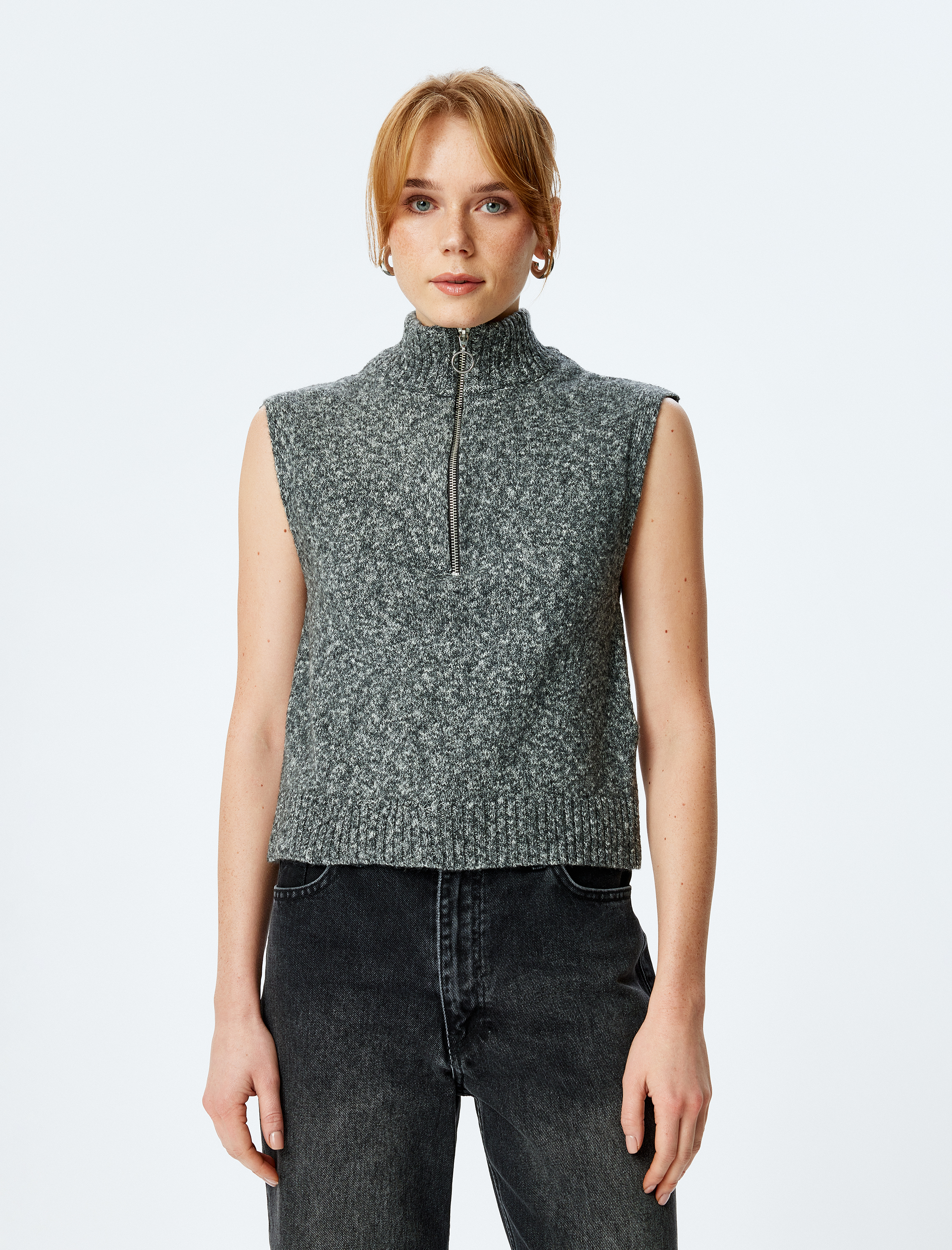   Yarım Fermuar Detaylı Dik Yaka Kolsuz Triko Süveter