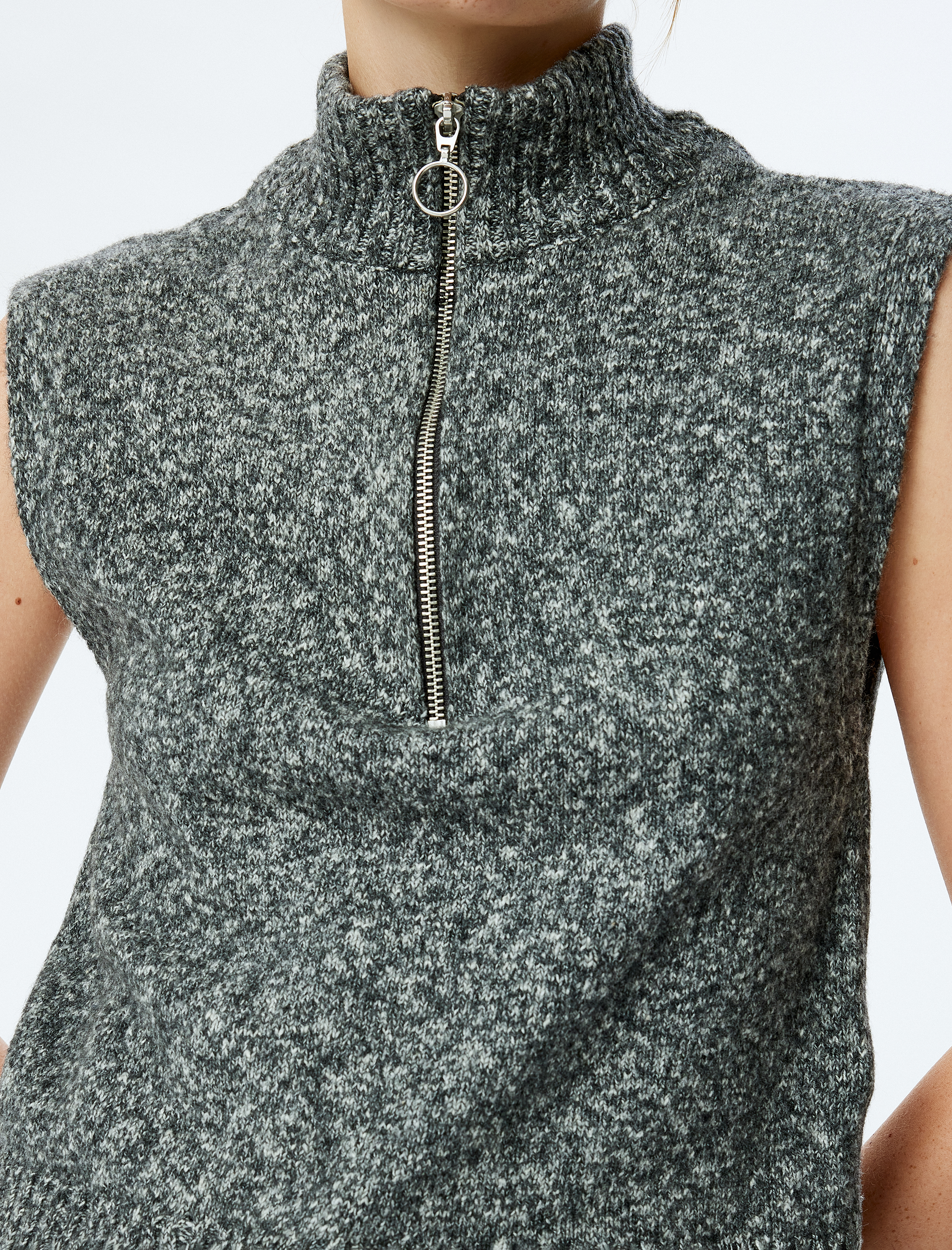   Yarım Fermuar Detaylı Dik Yaka Kolsuz Triko Süveter