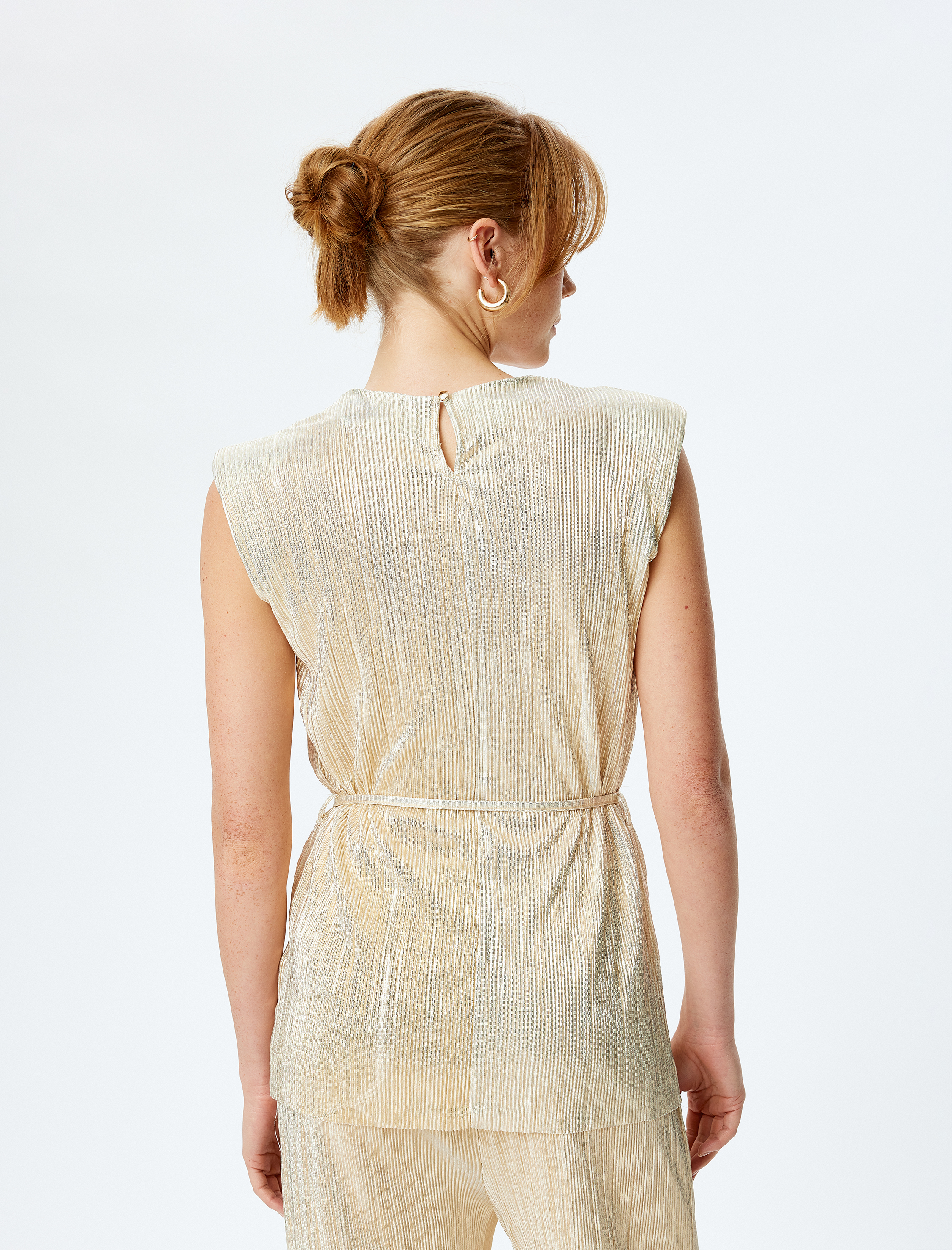   Kemer Detaylı Bisiklet Yaka Kolsuz Piliseli Bluz